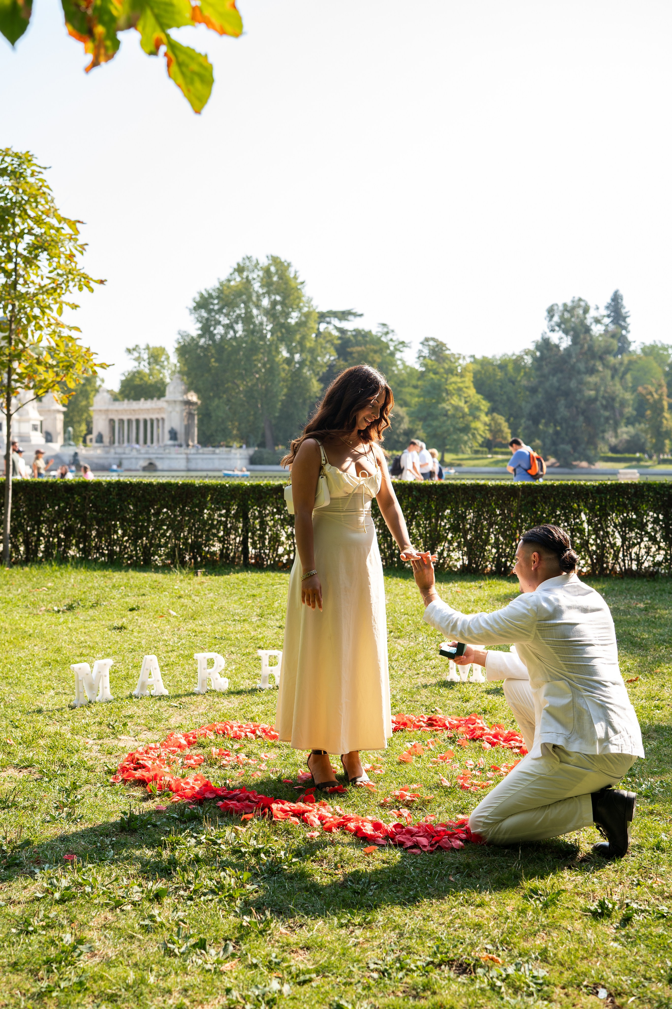 Romantic proposal in Retiro park. Photographer in Madrid, Spain. Alyona Belyaninova