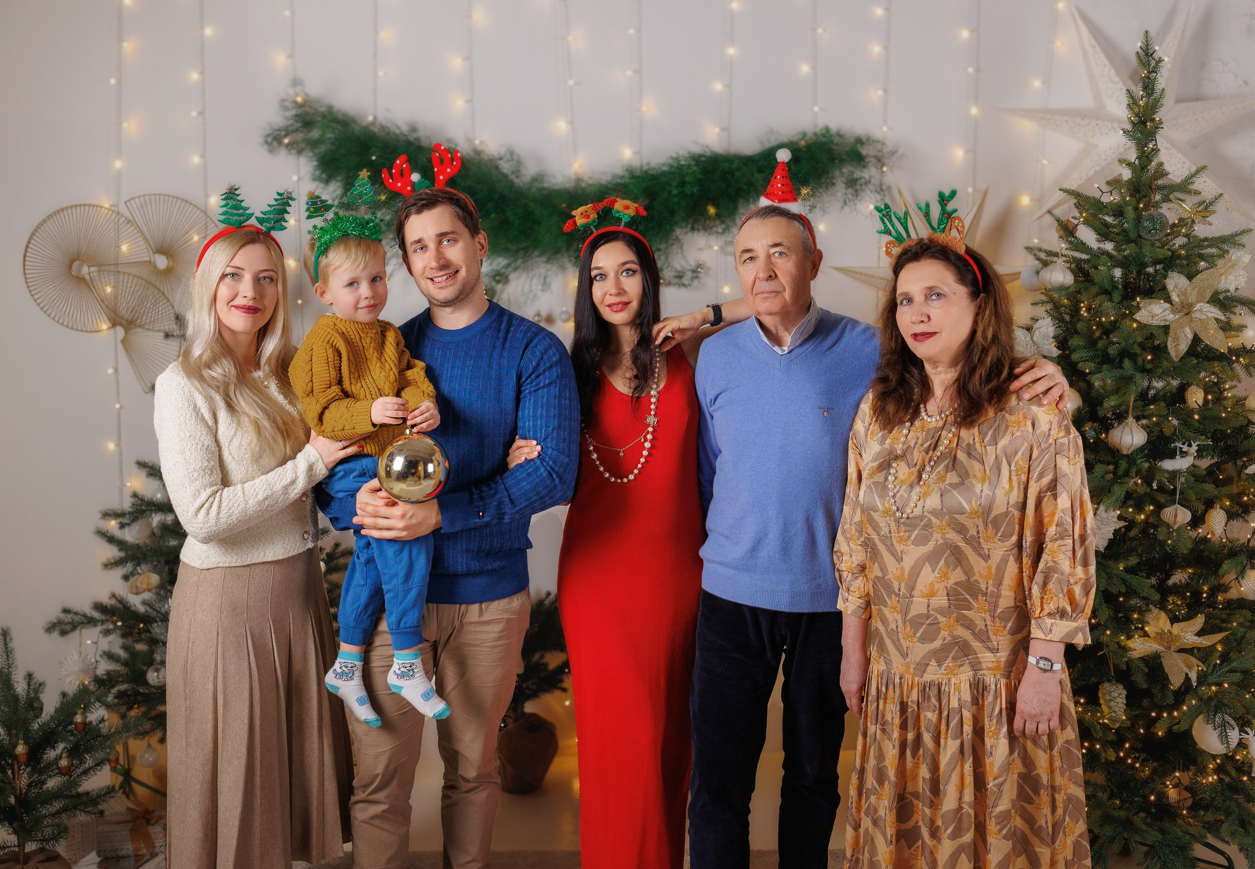 Christmas photo shoot for a large family. Family photographer in Vilnuis Svetlana Naumova