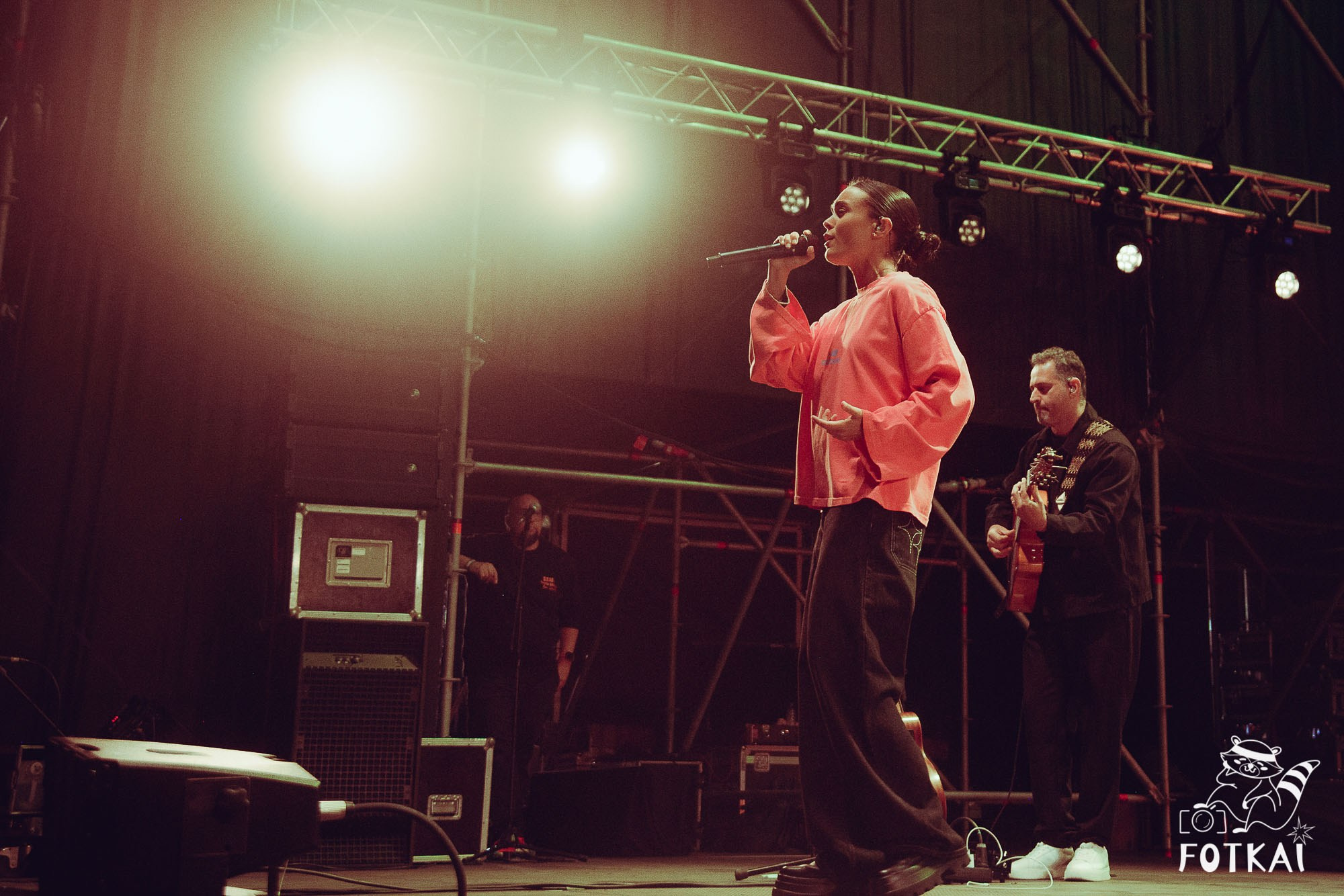 Marta Santos — Fotos del concierto en Alicante 2026: pop flamenco en El Muelle Live | FOTKAI