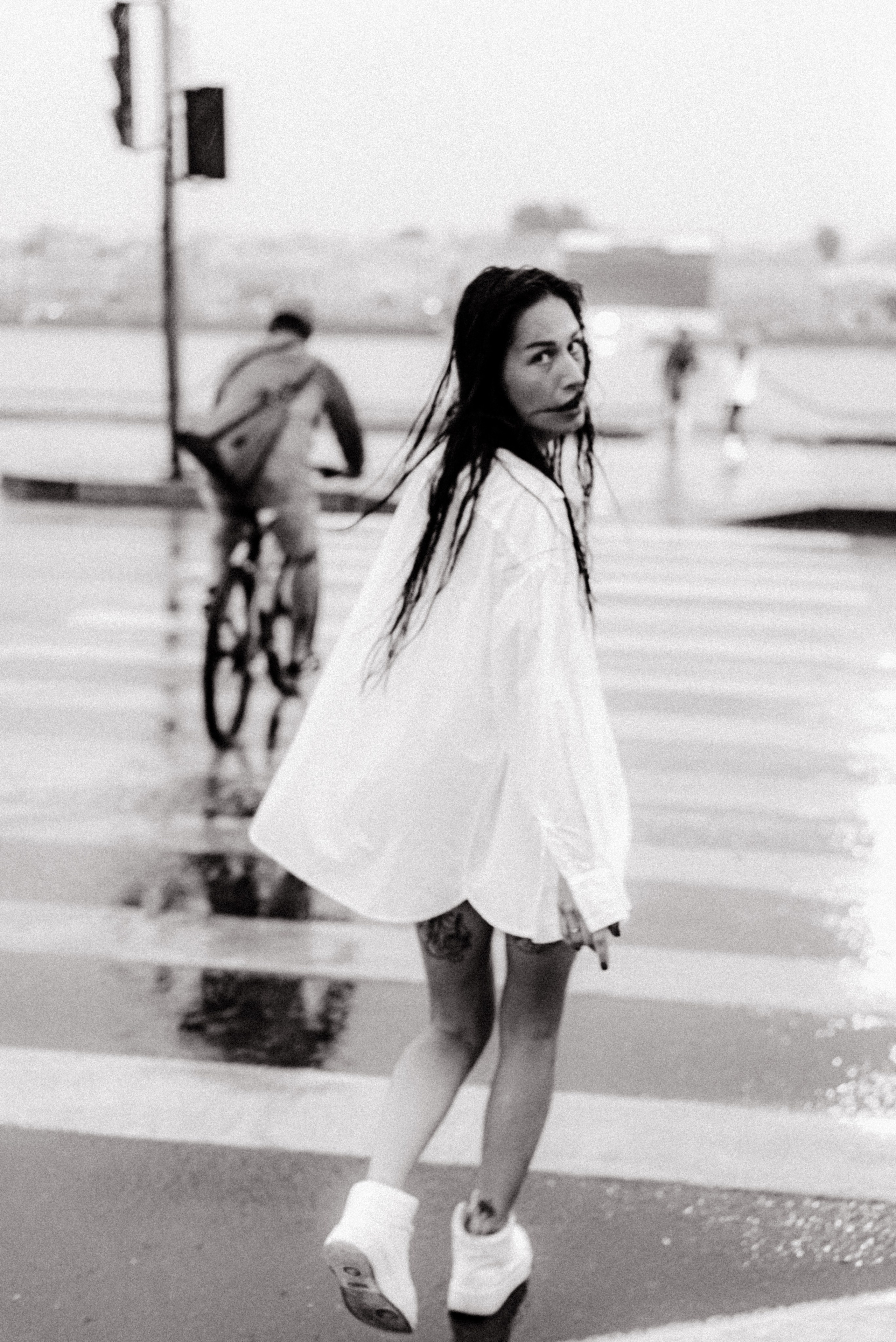 Walking in the rain. Videographer and photographer in New York // MAKAROV.VIDEO