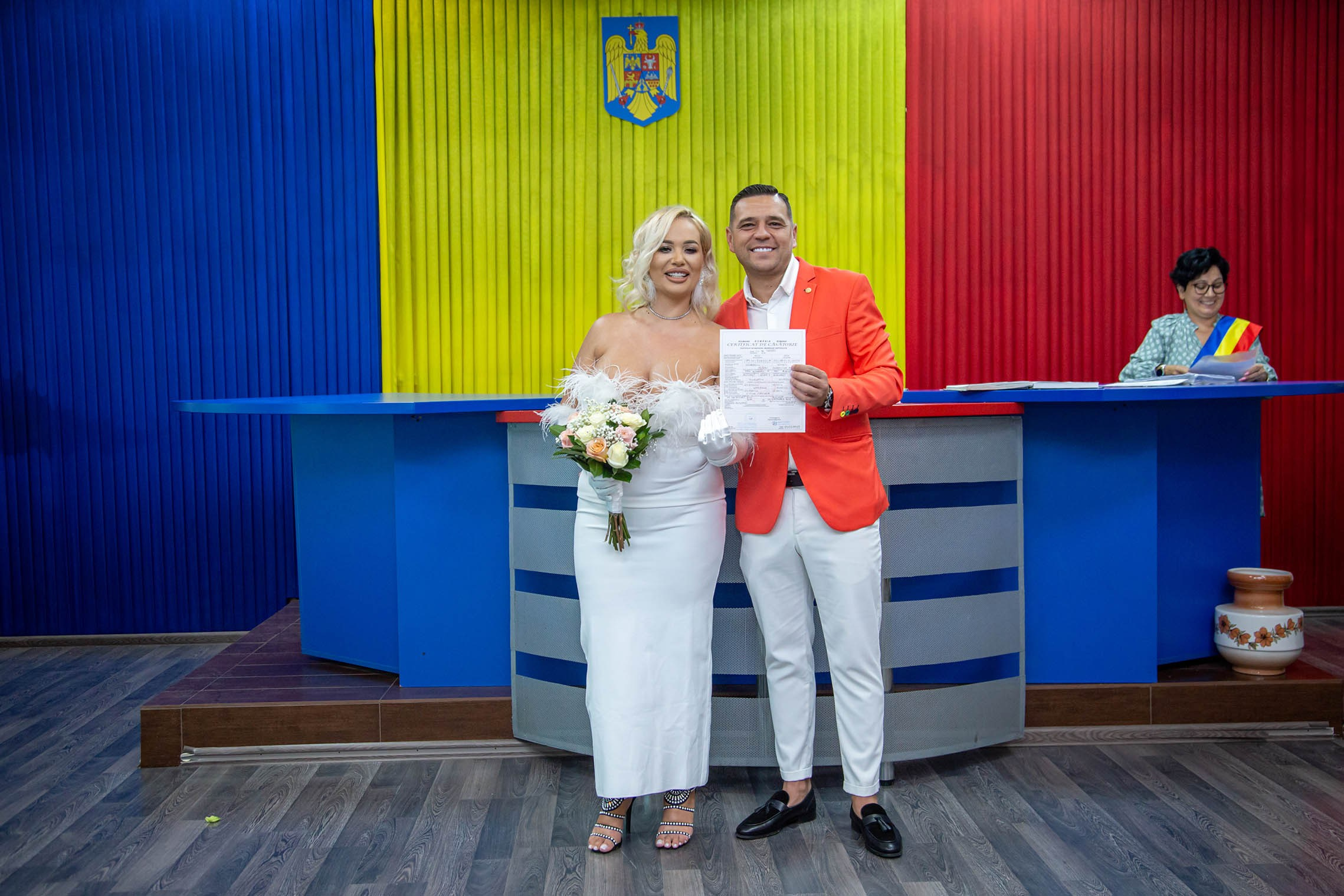 Fotografie cununie civilă București, miri pozează, țin certificatul de căsătorie în mînă portret EduardFoto