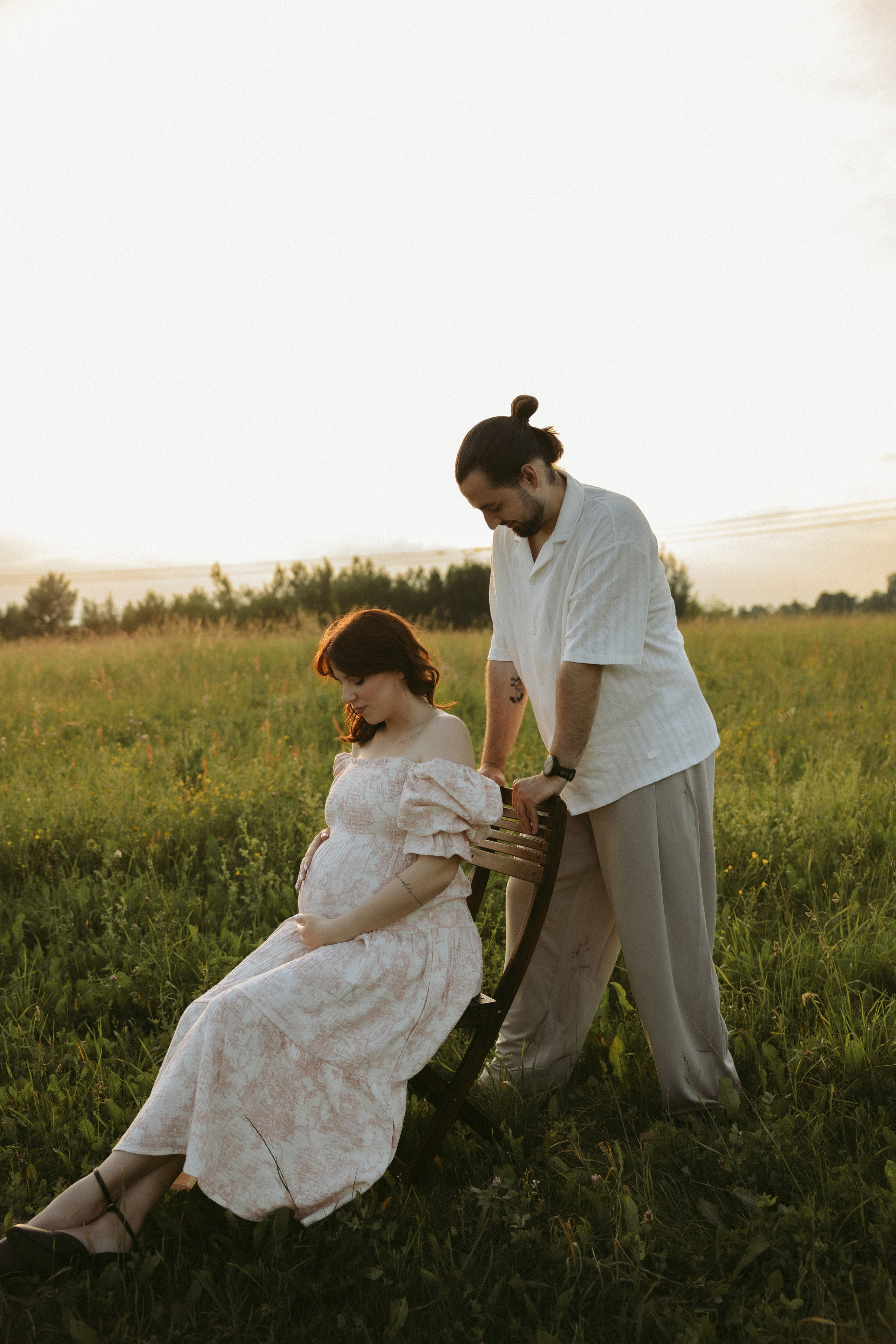 Lera & Maksim | laukimo fotosesija pievoje saulei besileidžiant. Vestuvių ir šeimų fotografė Lena Bondarenko / belove photo