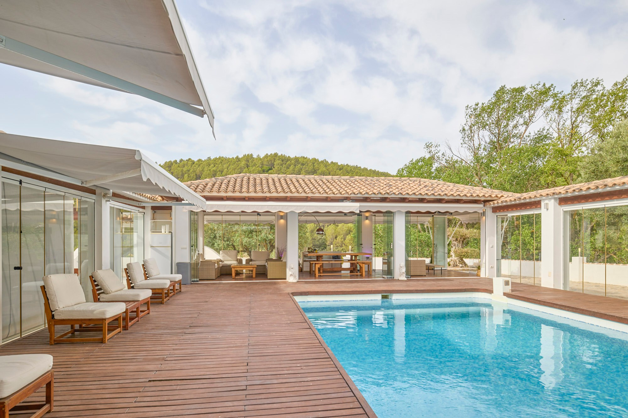 Piscina moderna y terraza junto a una villa privada, fotografía de interiores en Valencia