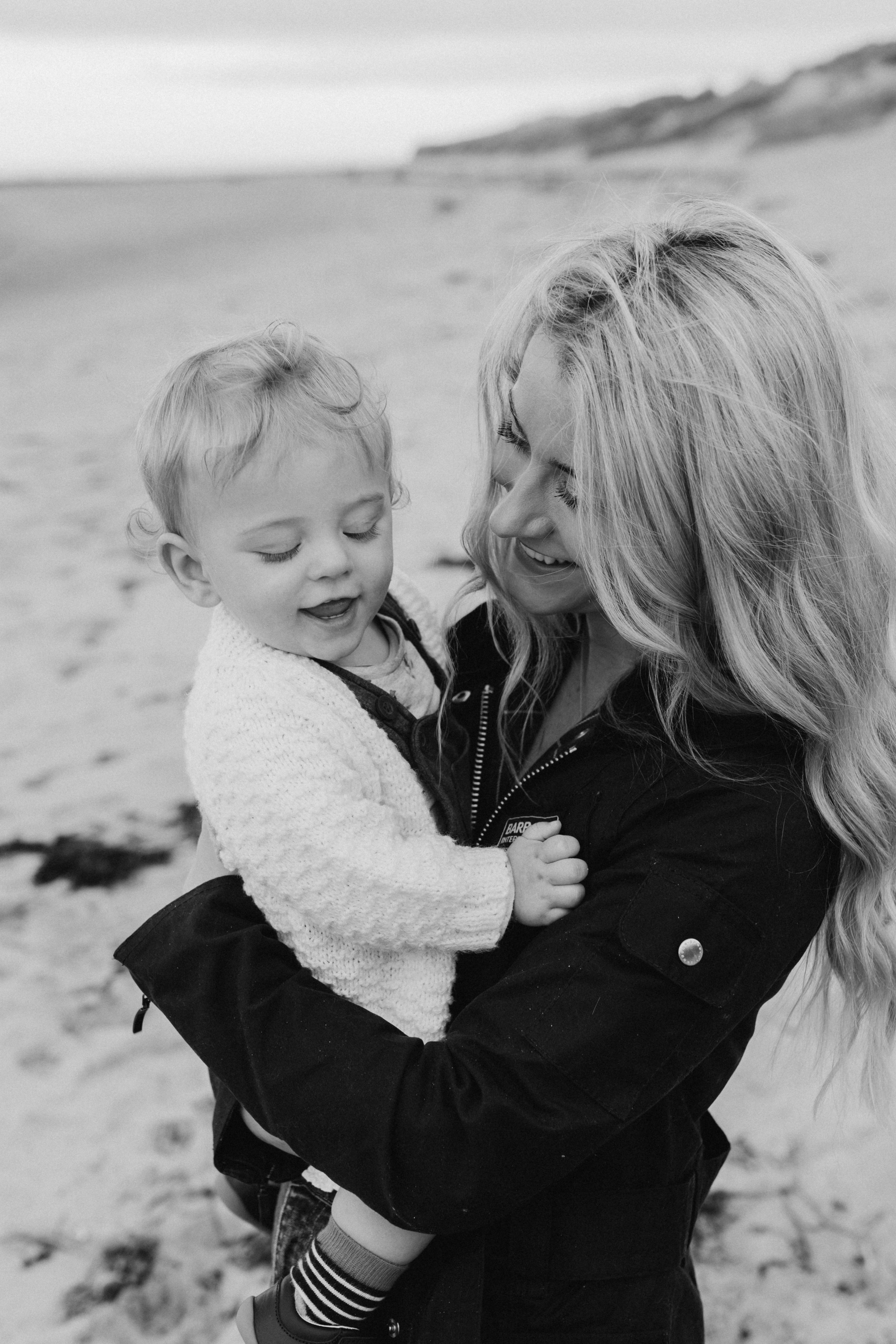 Family photog session at Cresswell Beach, Northumberland. Newcastle Upon Tyne Photographer Yana Balatskaya