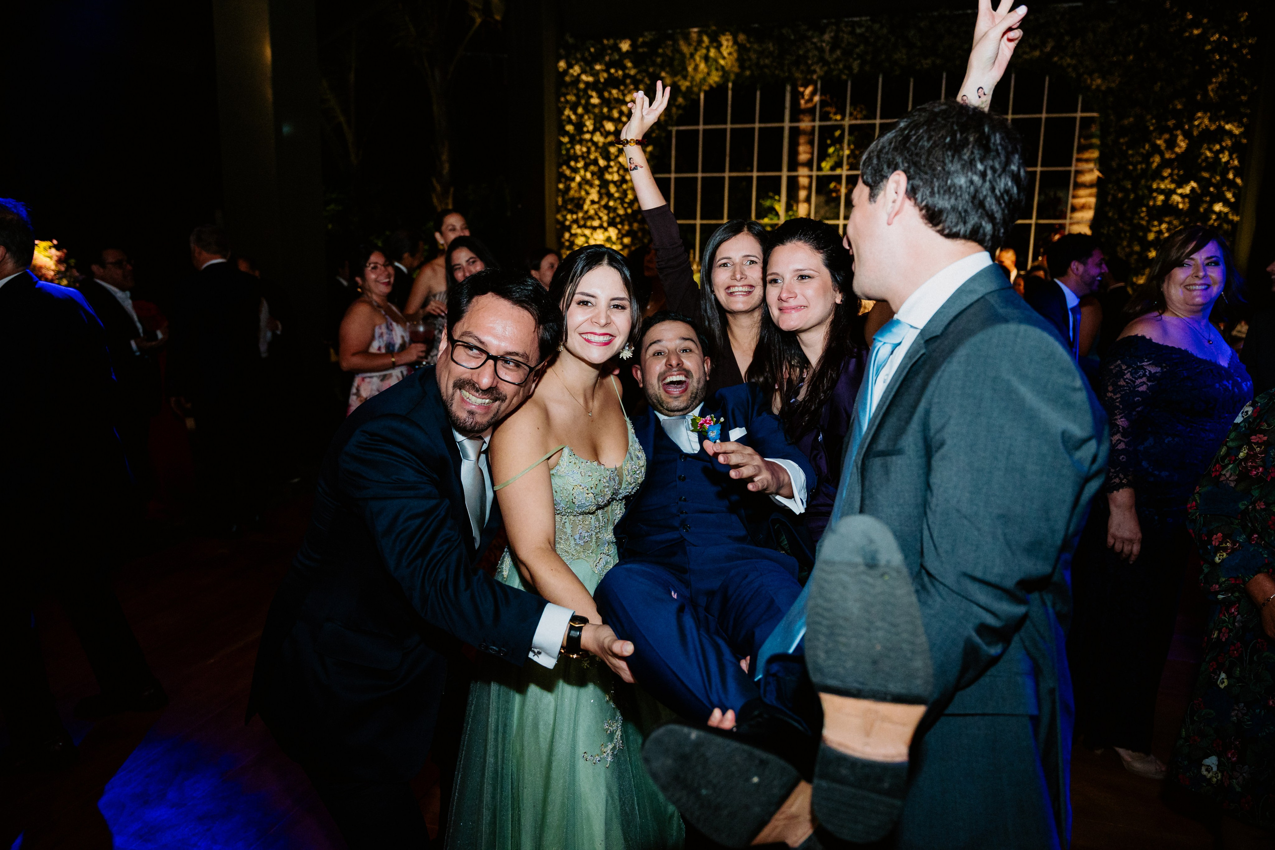 Un vistazo a la fiesta. Fotógrafo de Bodas en Lima | Ronhy Altamirano. Fotografía narrativa y cinematográfica para bodas, quinceañeras y eventos exclusivos