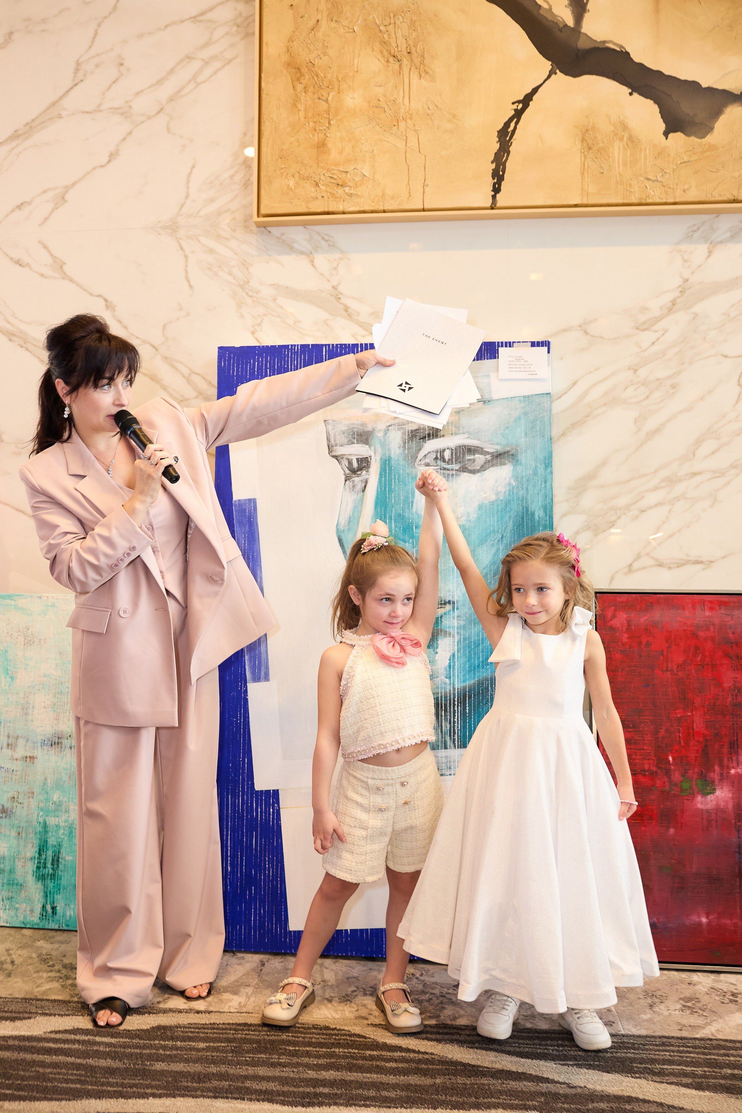 Авторская благотворительная художественная выставка Дианы Бортник. Фотограф Юлия Маковеева