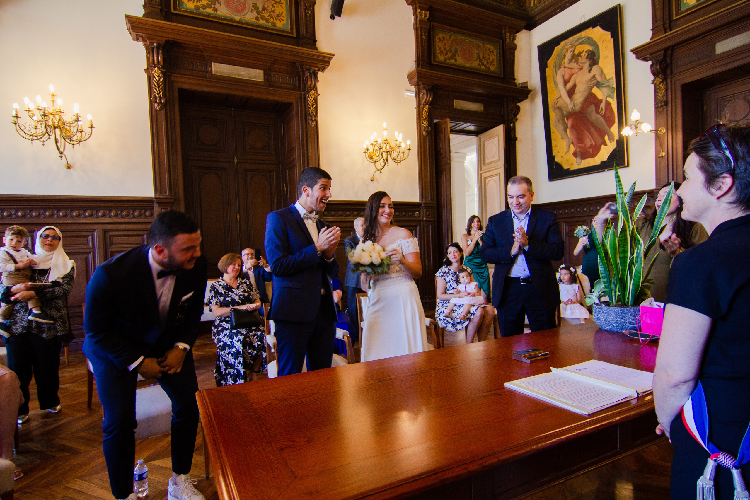 Mariage civil à l’Hôtel de Ville de Poitiers, échange de regards entre les mariés pendant la cérémonie