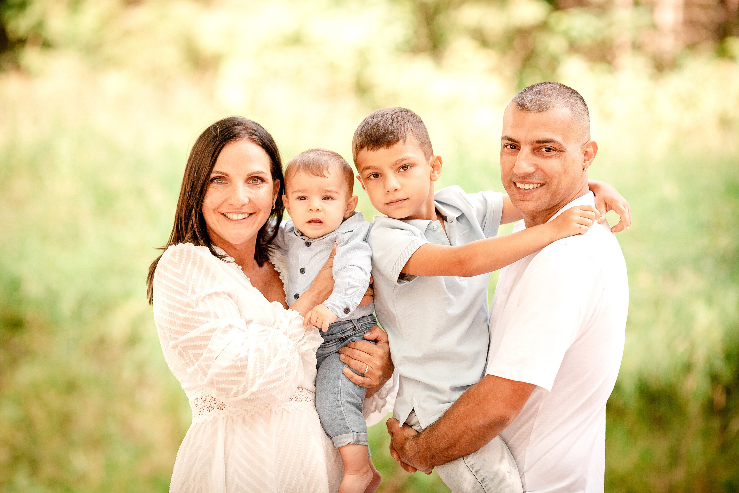 Natürliche Familienbilder am Sommer. Professionele fotografin in Münsingen Olesia Wegele