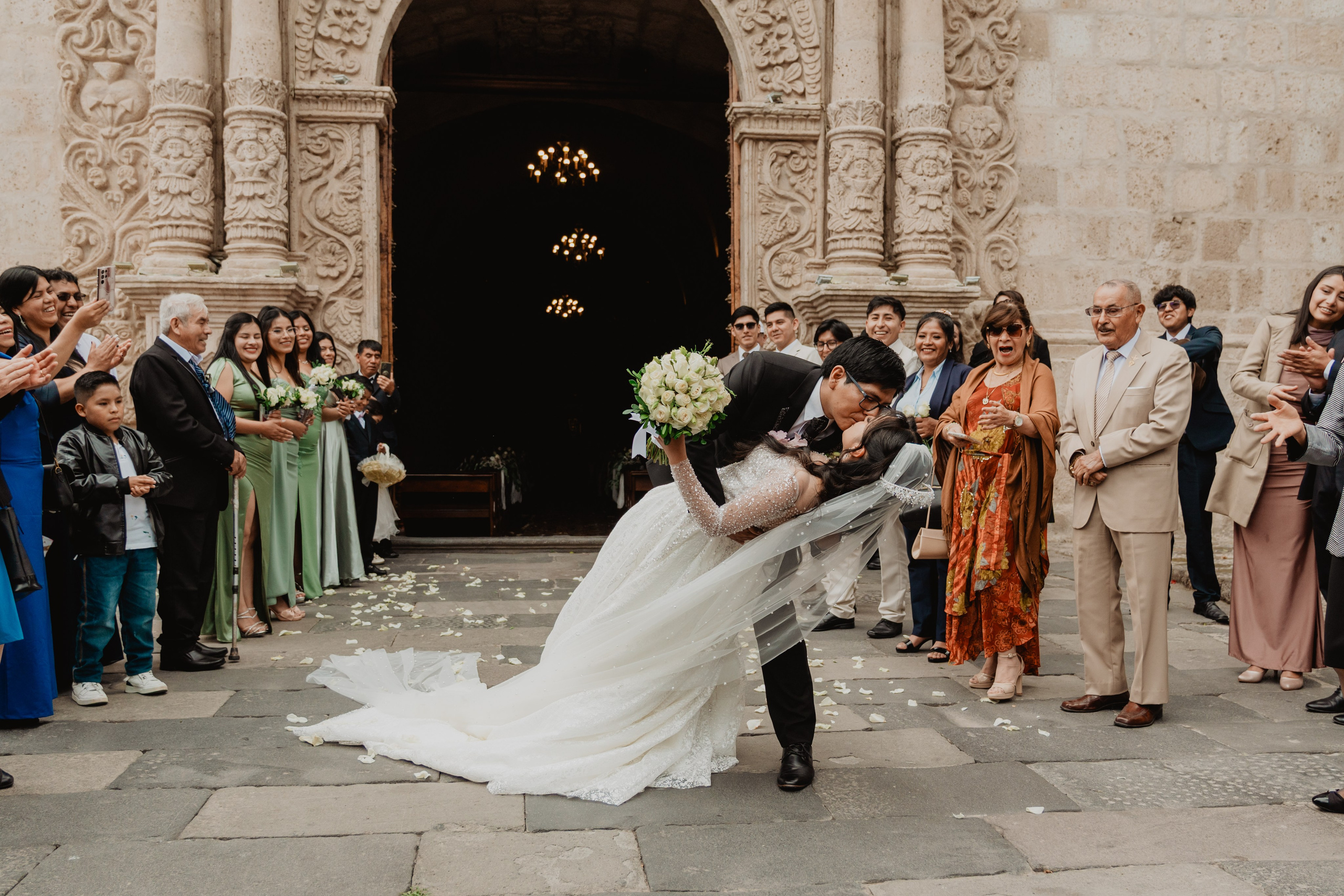 FERNANDO + MARIBEL | BODA RELIGIOSA. Studio KVTA | Fotografía y Video de Bodas en Arequipa