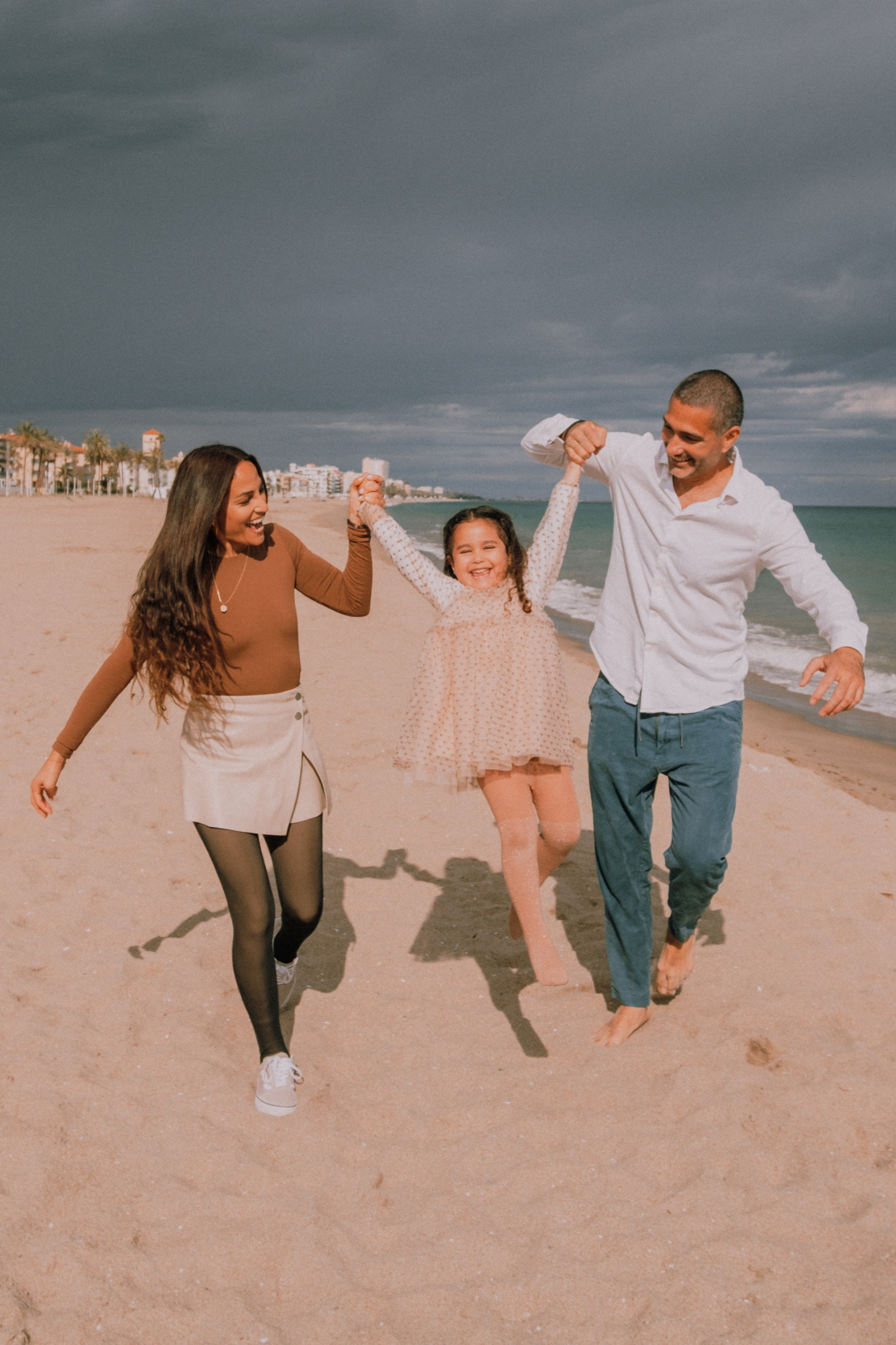 Sesión familiar en la playa. Fotografía profesional en Calafell - Elena Medvedeva