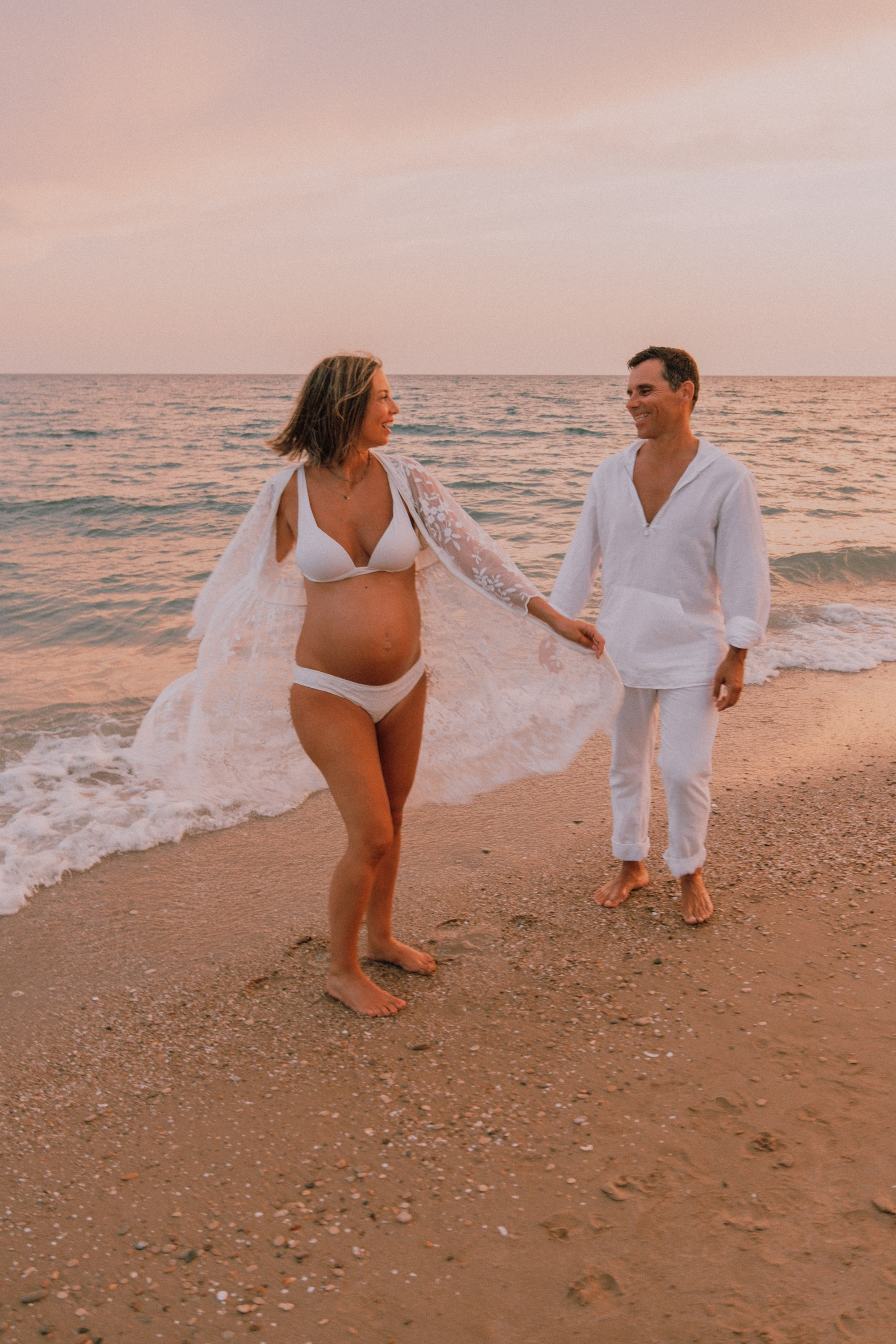 Sesión embarazo en la playa. Fotografía profesional en Calafell - Elena Medvedeva