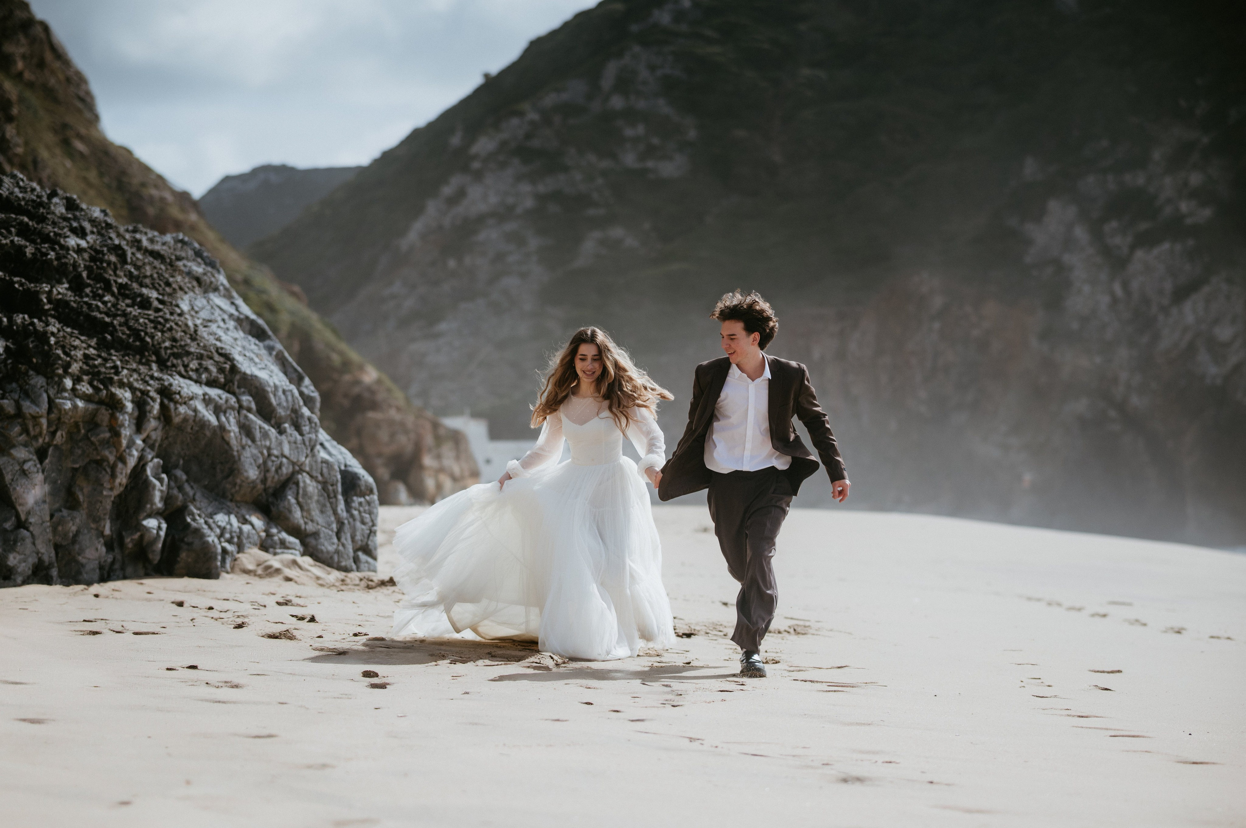 Ședință foto de nuntă pe plaja Adraga – emoție la malul oceanului Atlantic. Valentin Melen - fotograf de nunta 🤍