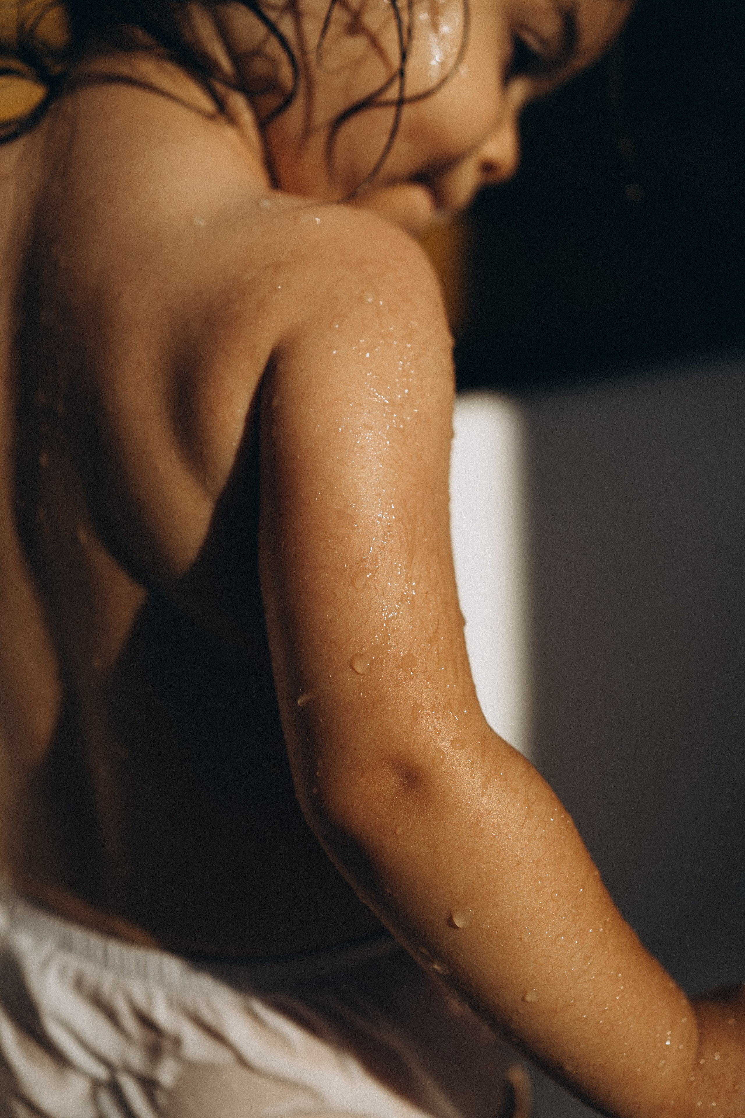 Spakly splashes. Family photographer in Helsinki, Victoria Guadagno