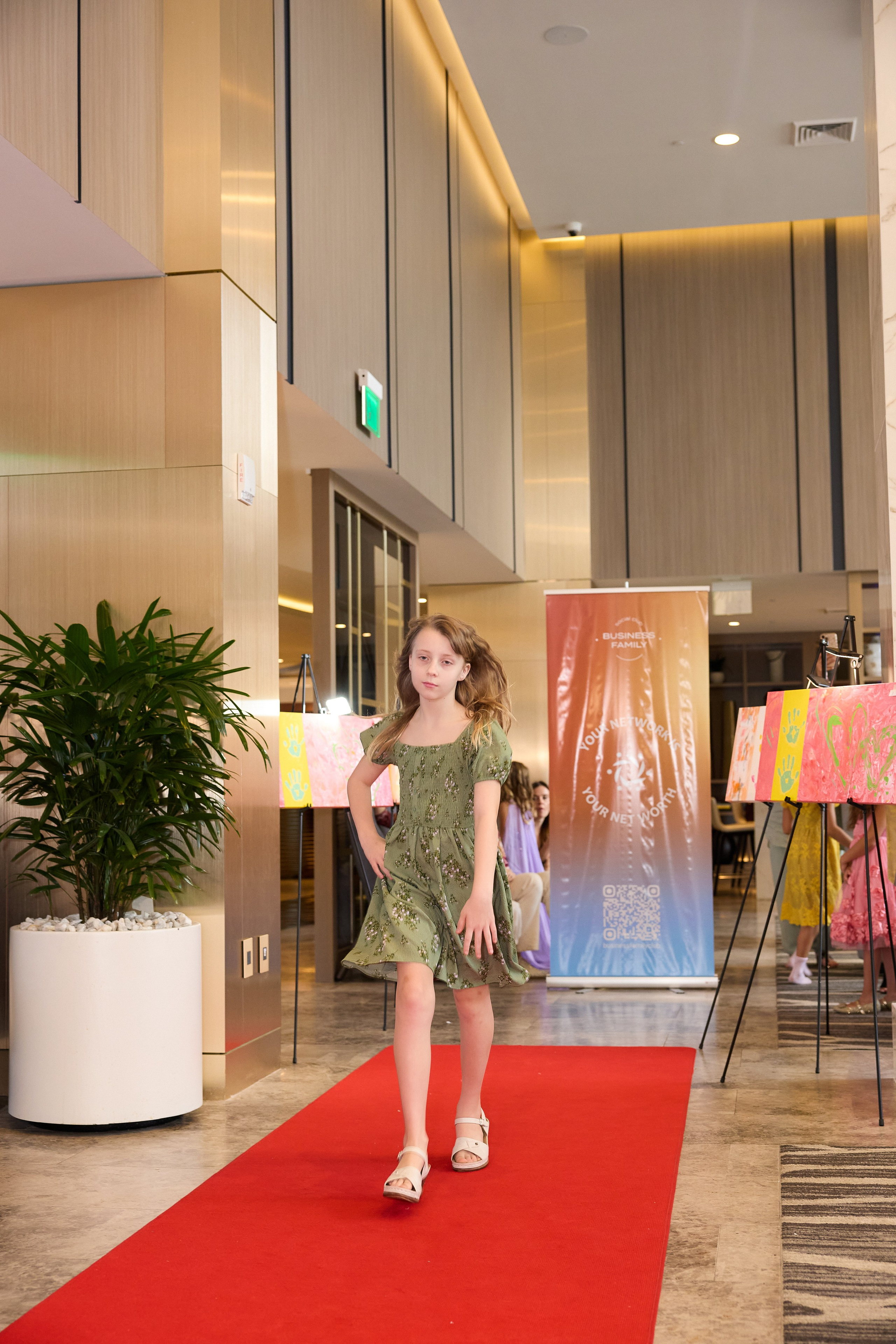 Авторская благотворительная художественная выставка Дианы Бортник. Фотограф Юлия Маковеева