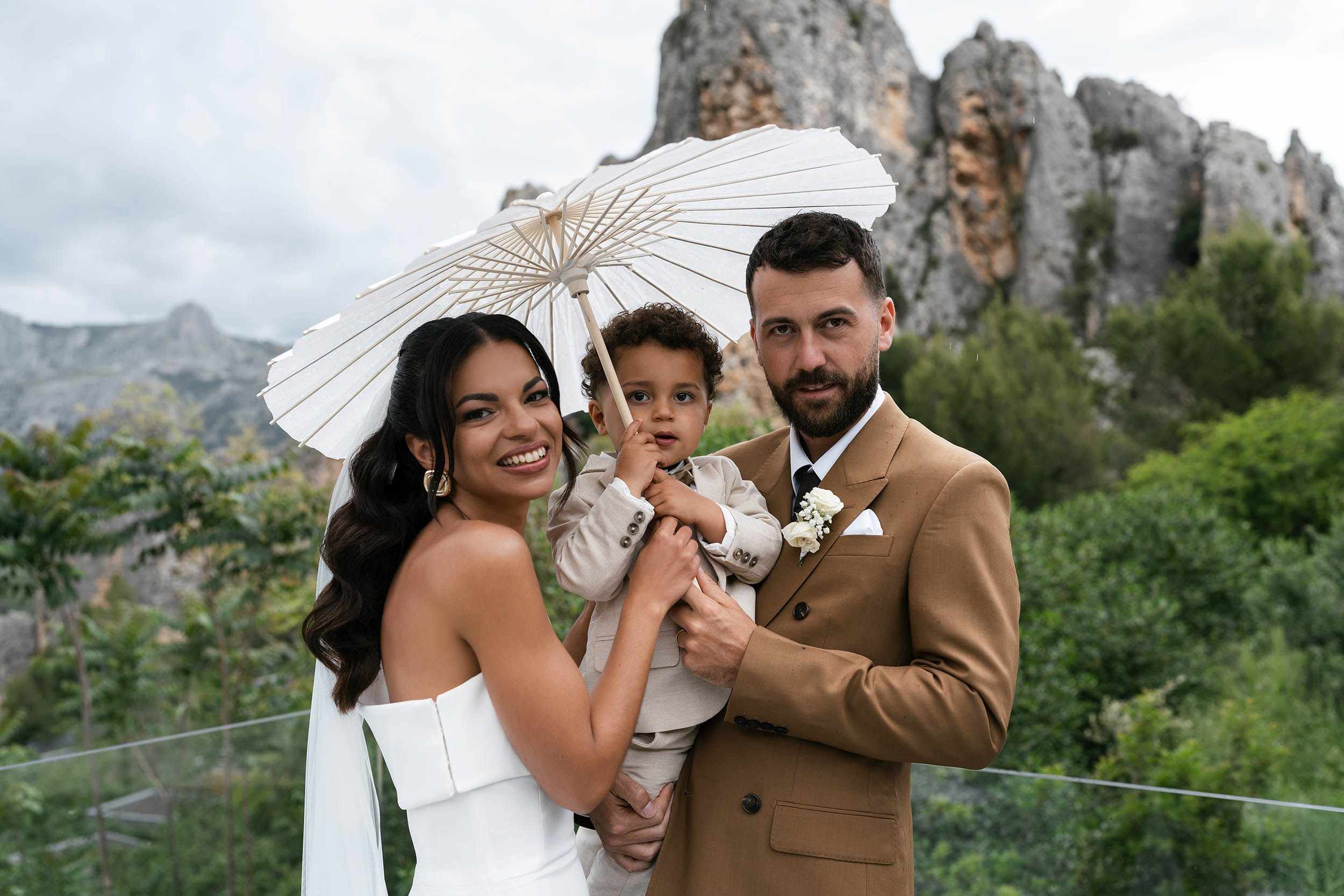 Sarah and Theo — VIVOOD. Fotógrafos de bodas de destino y creadores de contenido con base en España