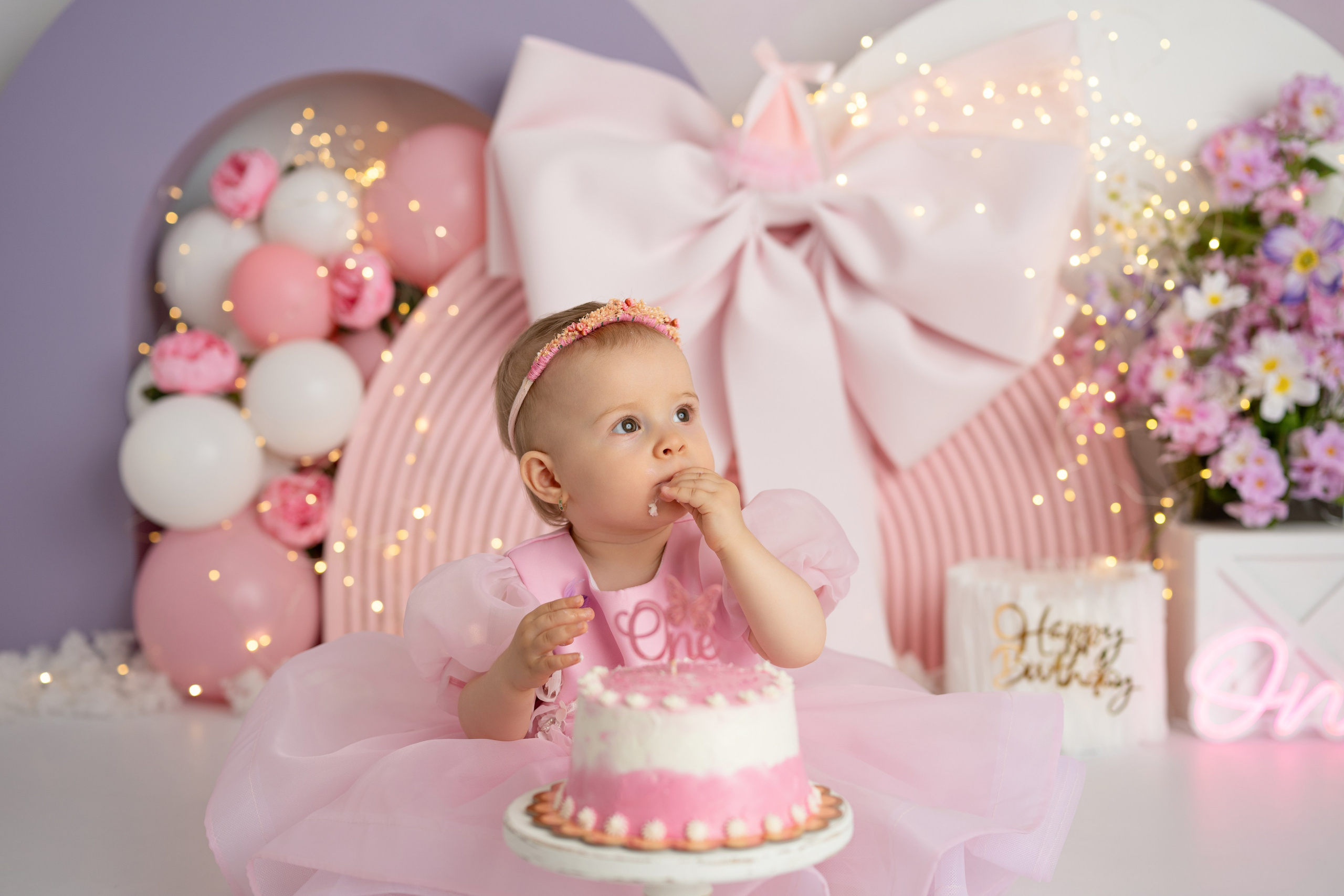 Smash the cake. Photographer Claudia Jidovineantu