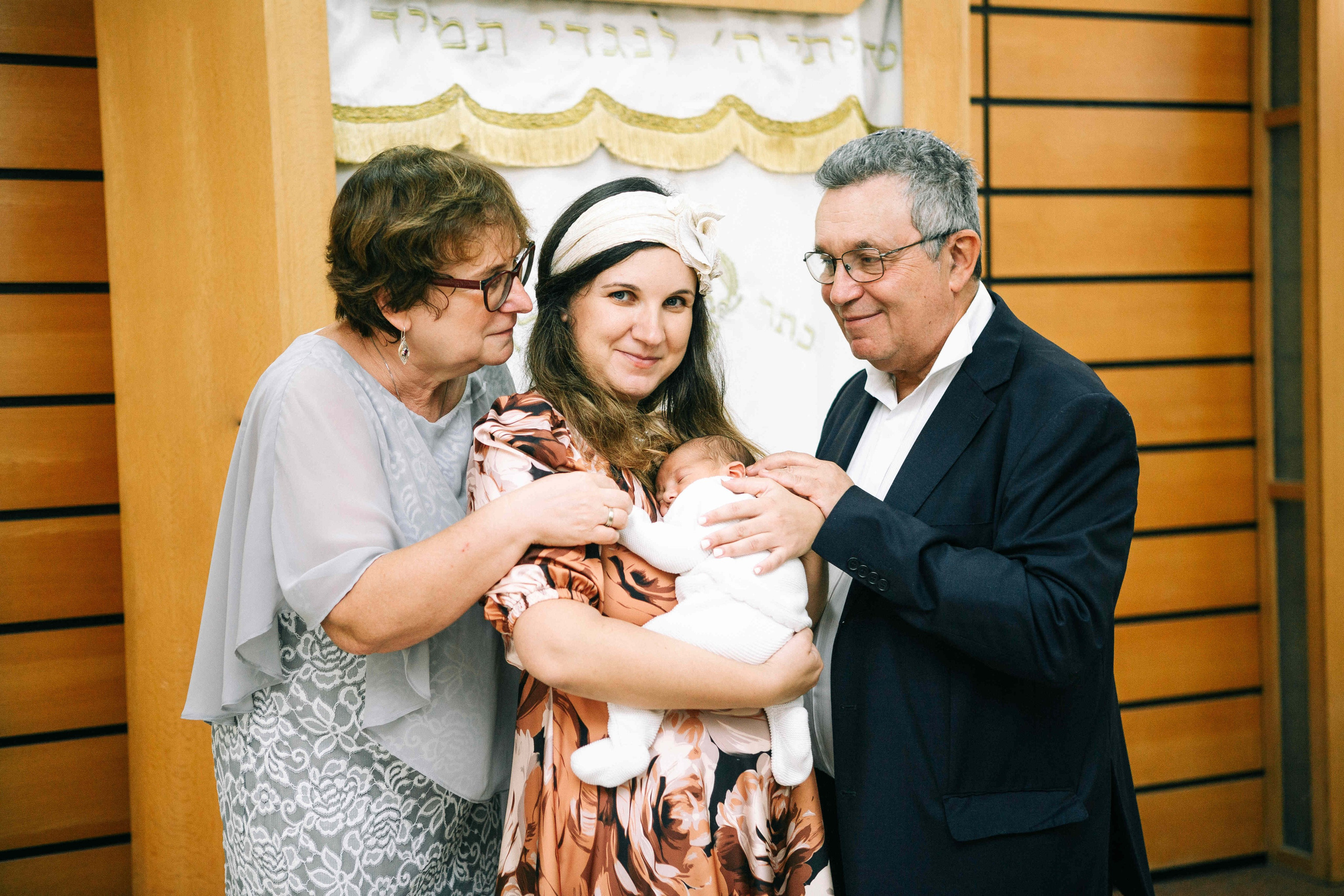 BRITH MILA IN THE SMALL SYNAGOGUE. PHOTOGRAPHER IN ISRAEL