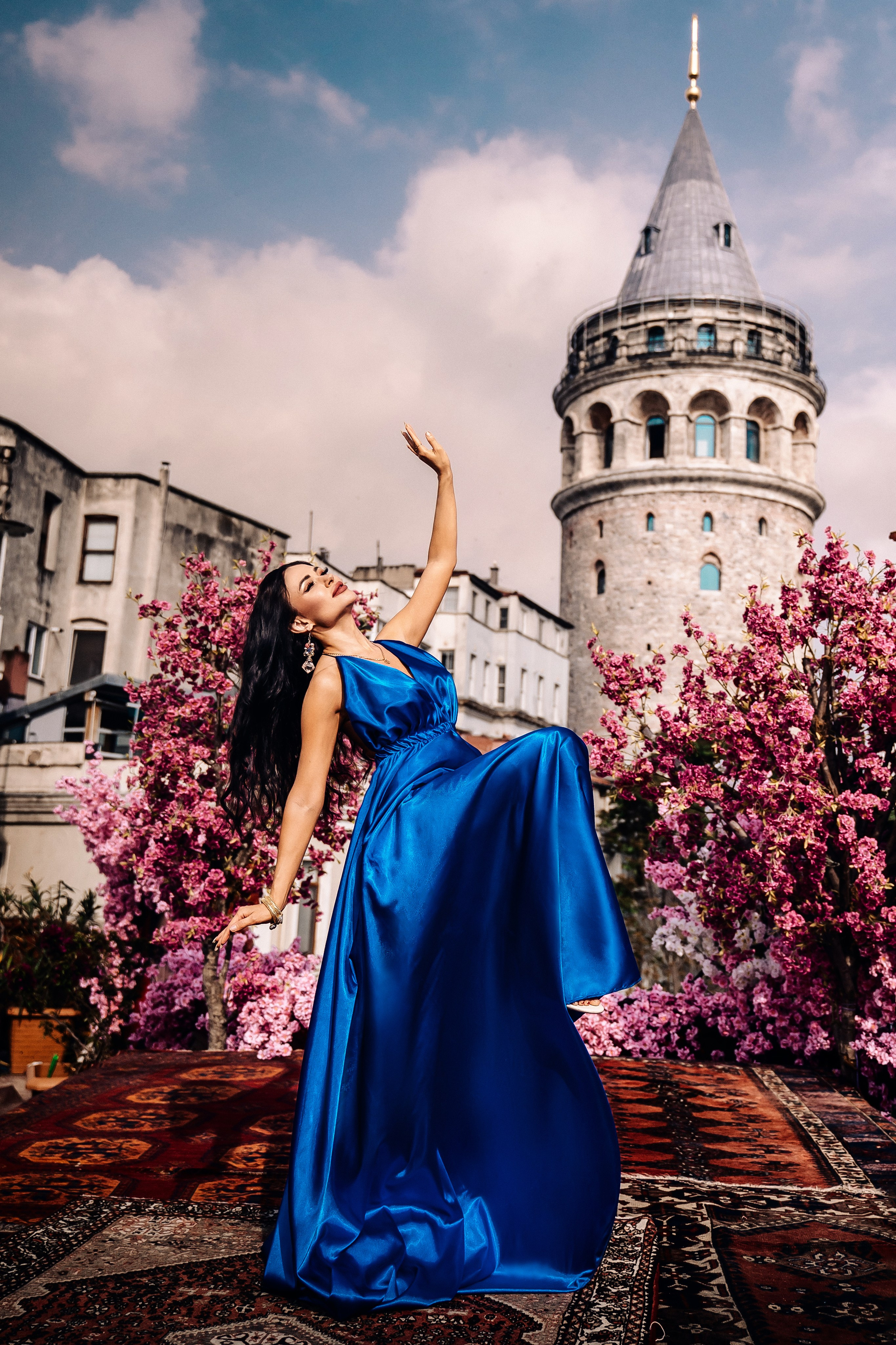 Фотосессии в дизайнерских нарядах в Стамбуле. Wedding, family and lifestyle photographer Anatoly. Photo sessions on rooftops with seagulls. Istanbul