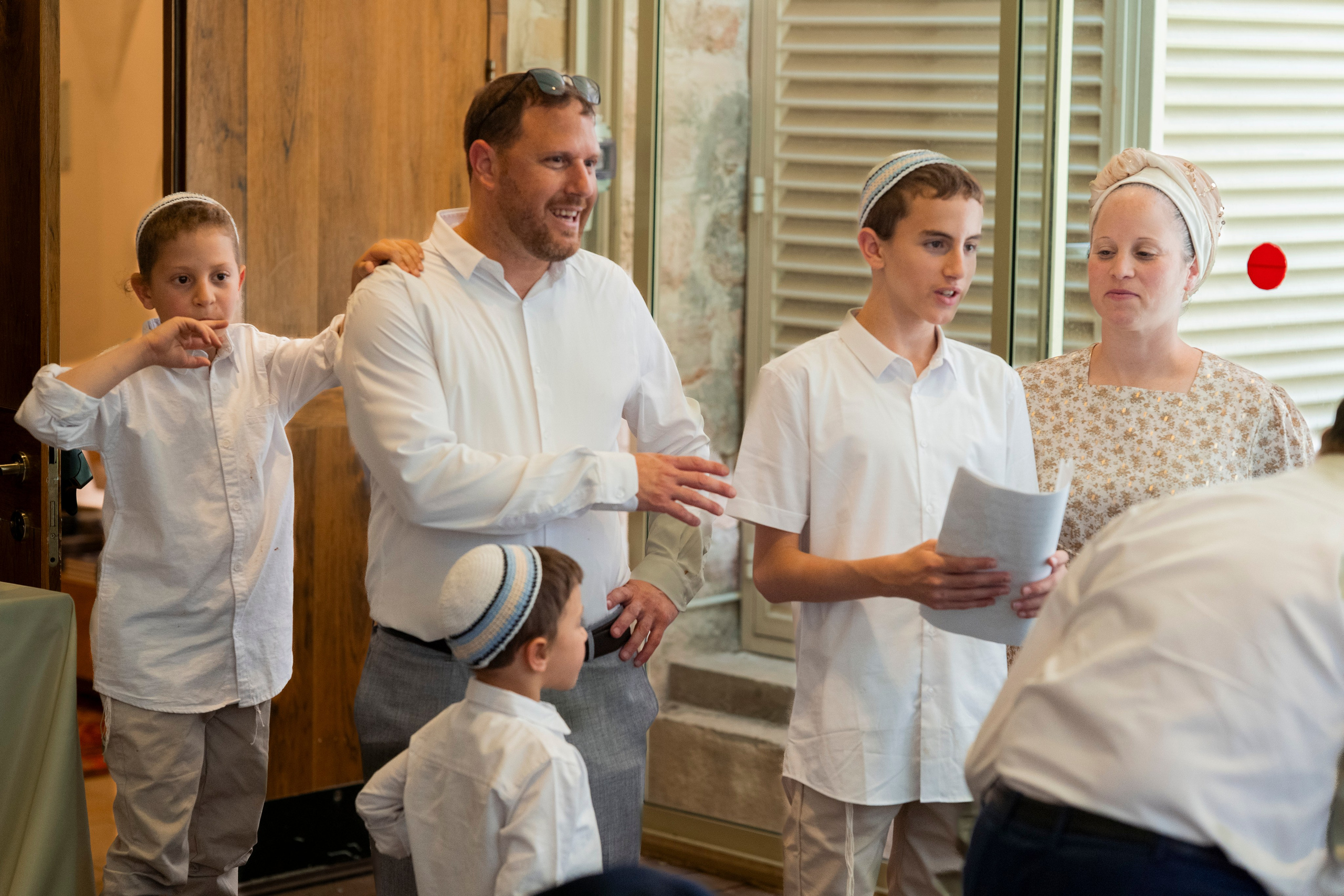 הנחת התפילין רפאל לוי. יוסף מזרחי צילום חתונה, ברית וזוגיות. צלם מקצועי שאוהב להוציא אתכם הכי יפים ברגעים הכי מרגשים