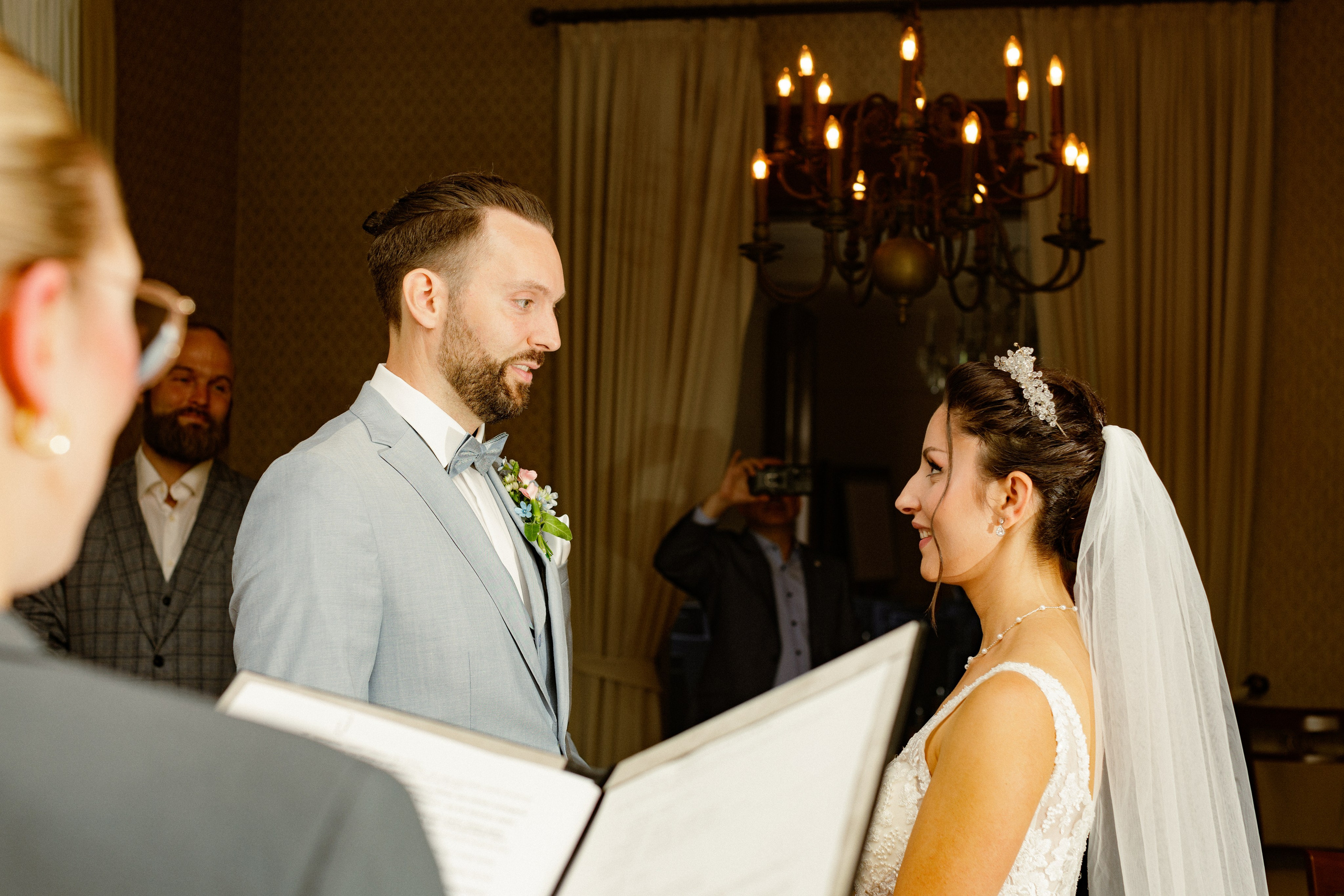 Hochzeitsfotografie in der Weißen Villa Elmshorn | Historischer Charme in Schleswig-Holstein. Hochzeitsfotograf und Hochzeitsvideograf aus Hamburg | Roka21Film