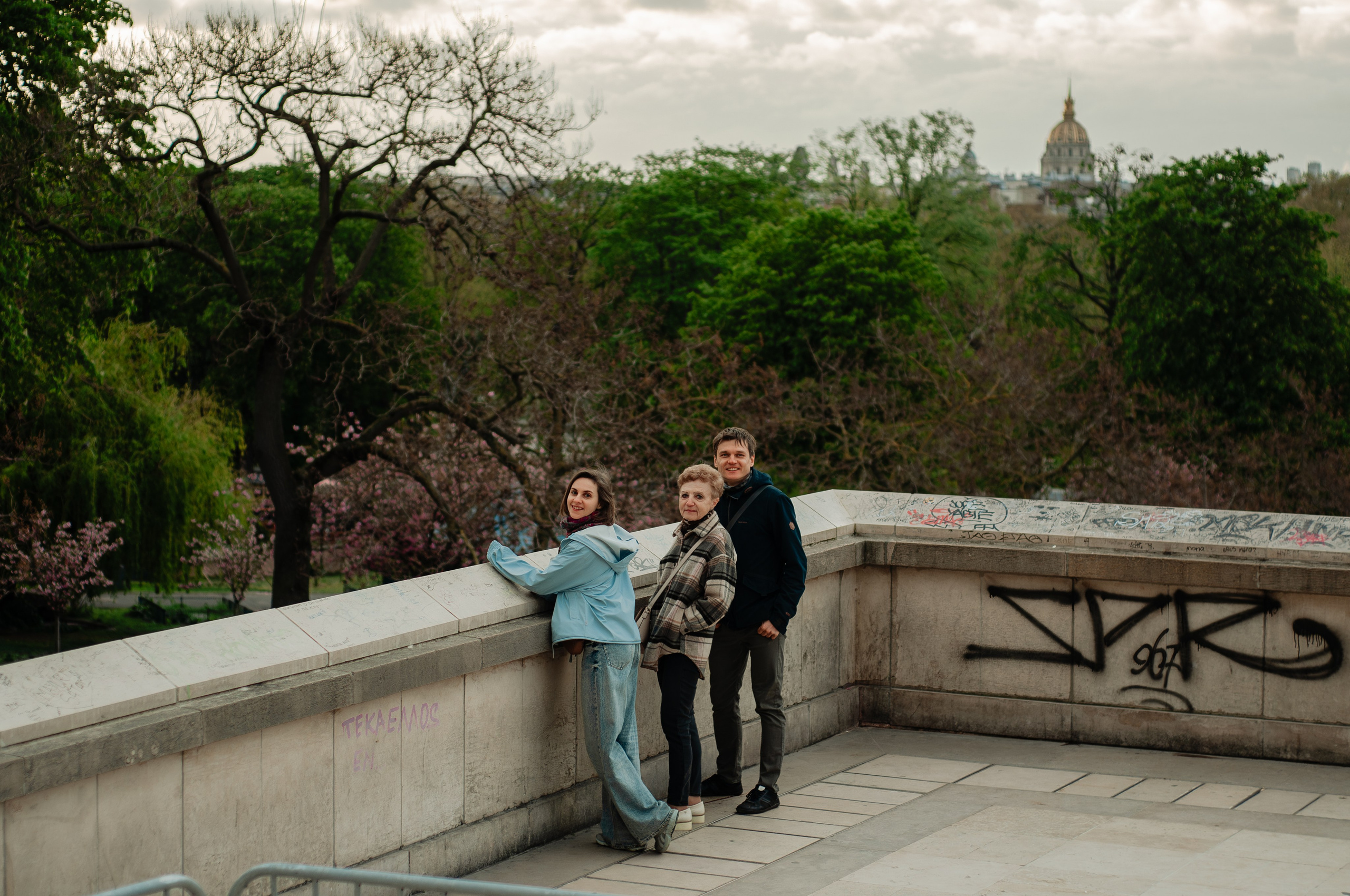 Family photoshoot at the Trocadero. Paris photographer — Polina Osipova