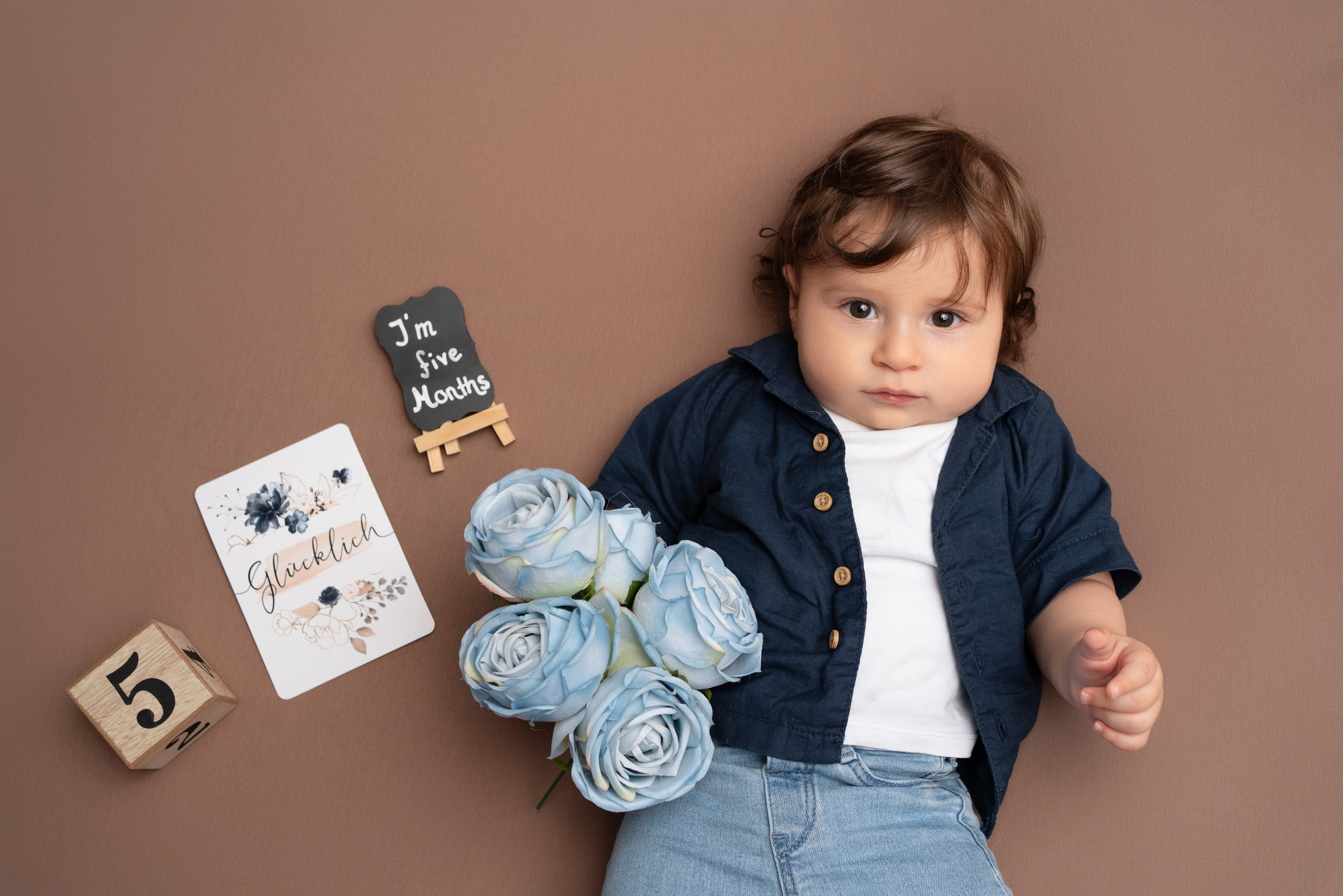 Foto eines fünf Monate alten Jungen in einem Fotostudio