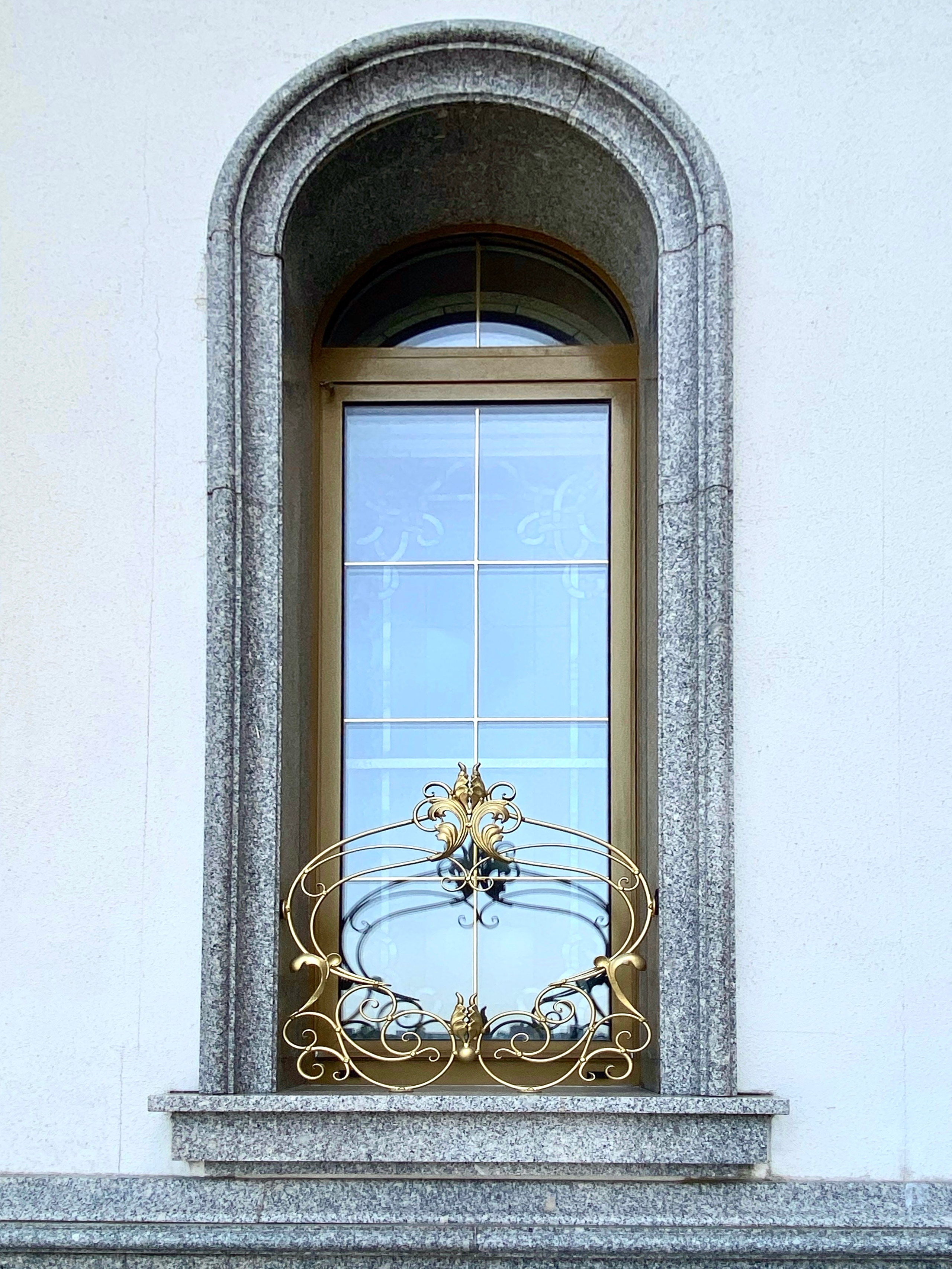 Цветочницы Храма-памятника в честь Всех Святых и в память о жертвах, спасению Отечества нашего послуживших в городе Минске Минской Епархии Белорусской Православной Церкви. 2018 - 2020 г. Сталь, лазерная резка, художественная ковка, сварка.