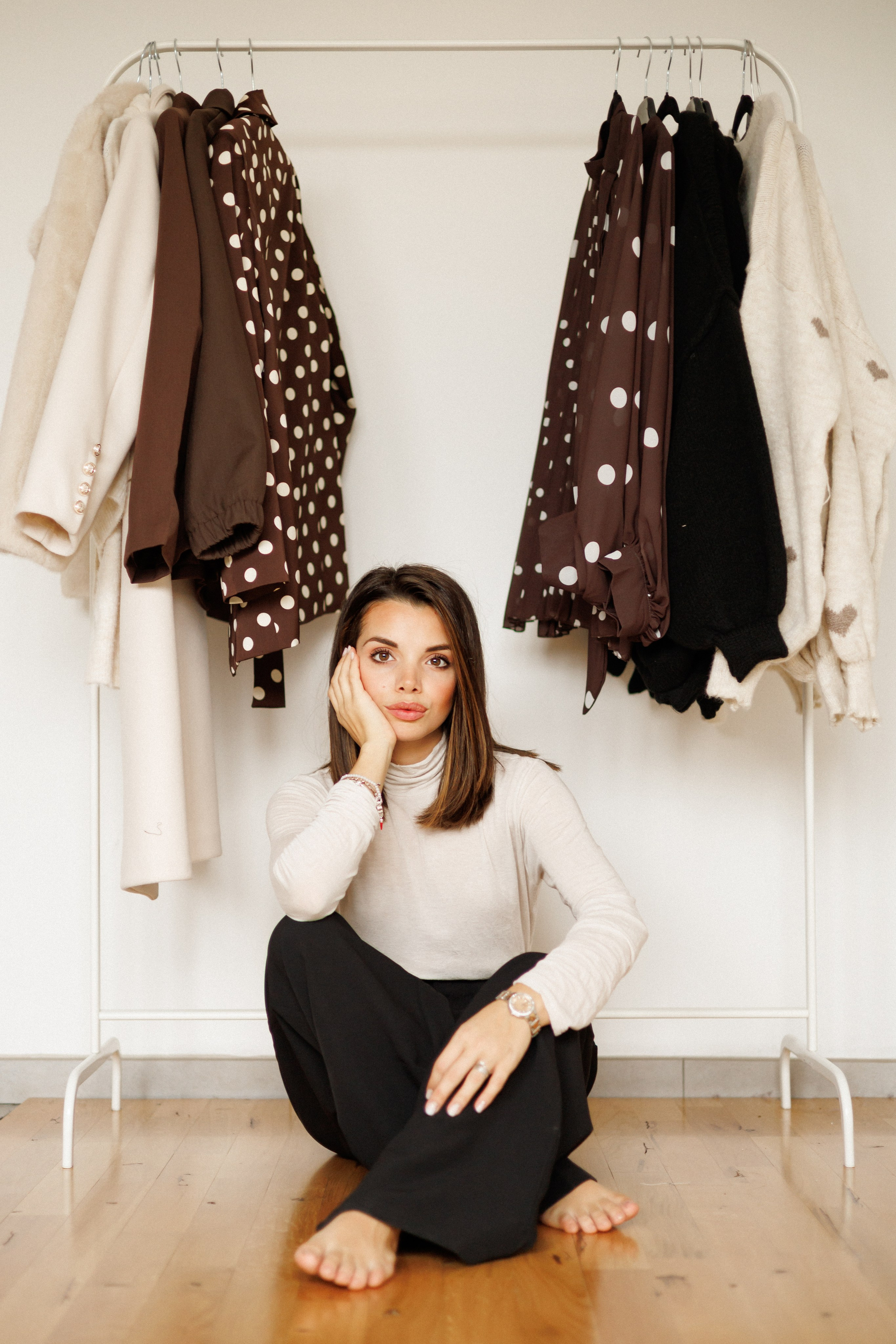 Immagine di branding tra i capi appesi — racconto di un negozio a Legnano.