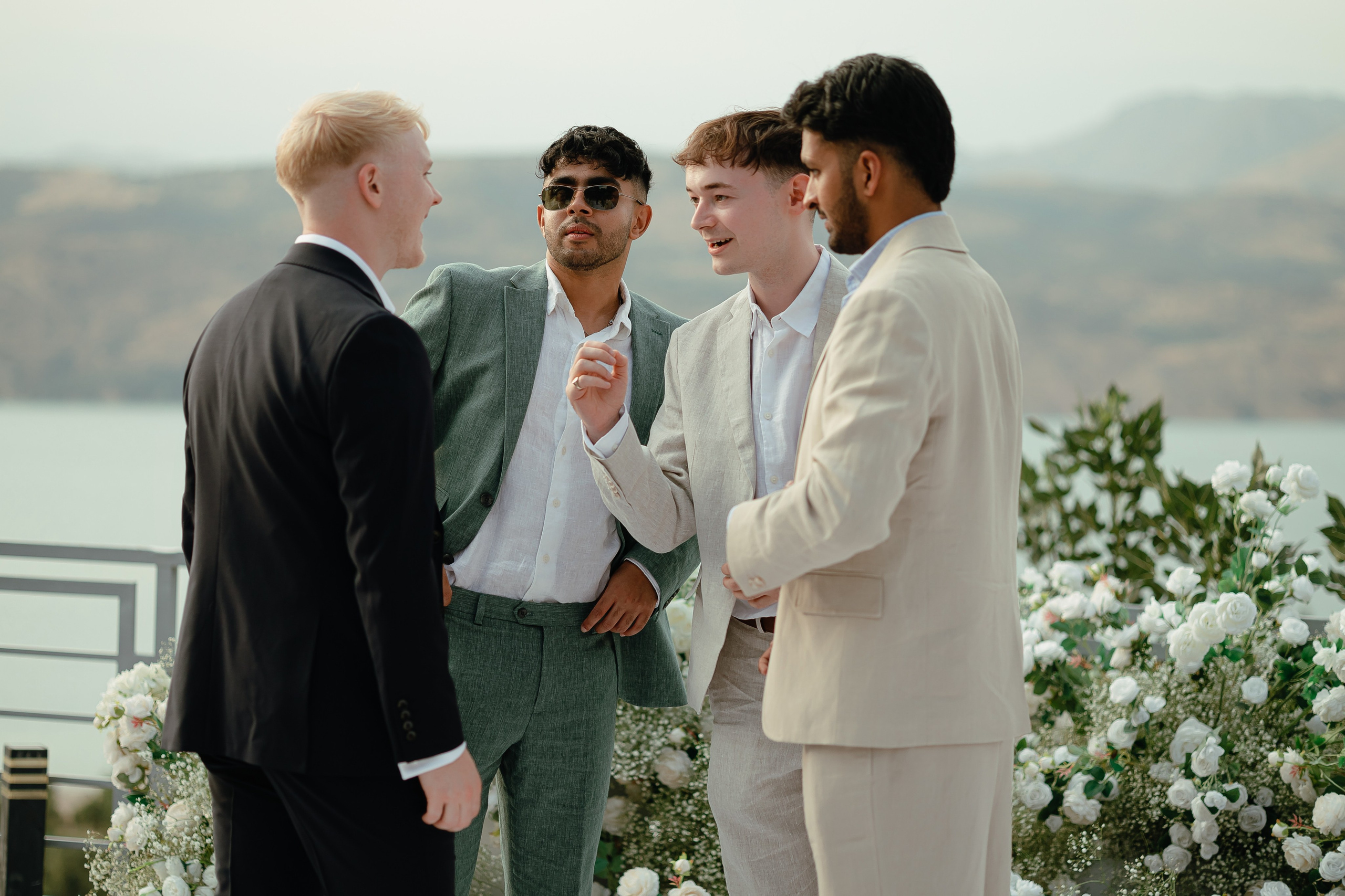 Thomas & Suyumbika. Главная