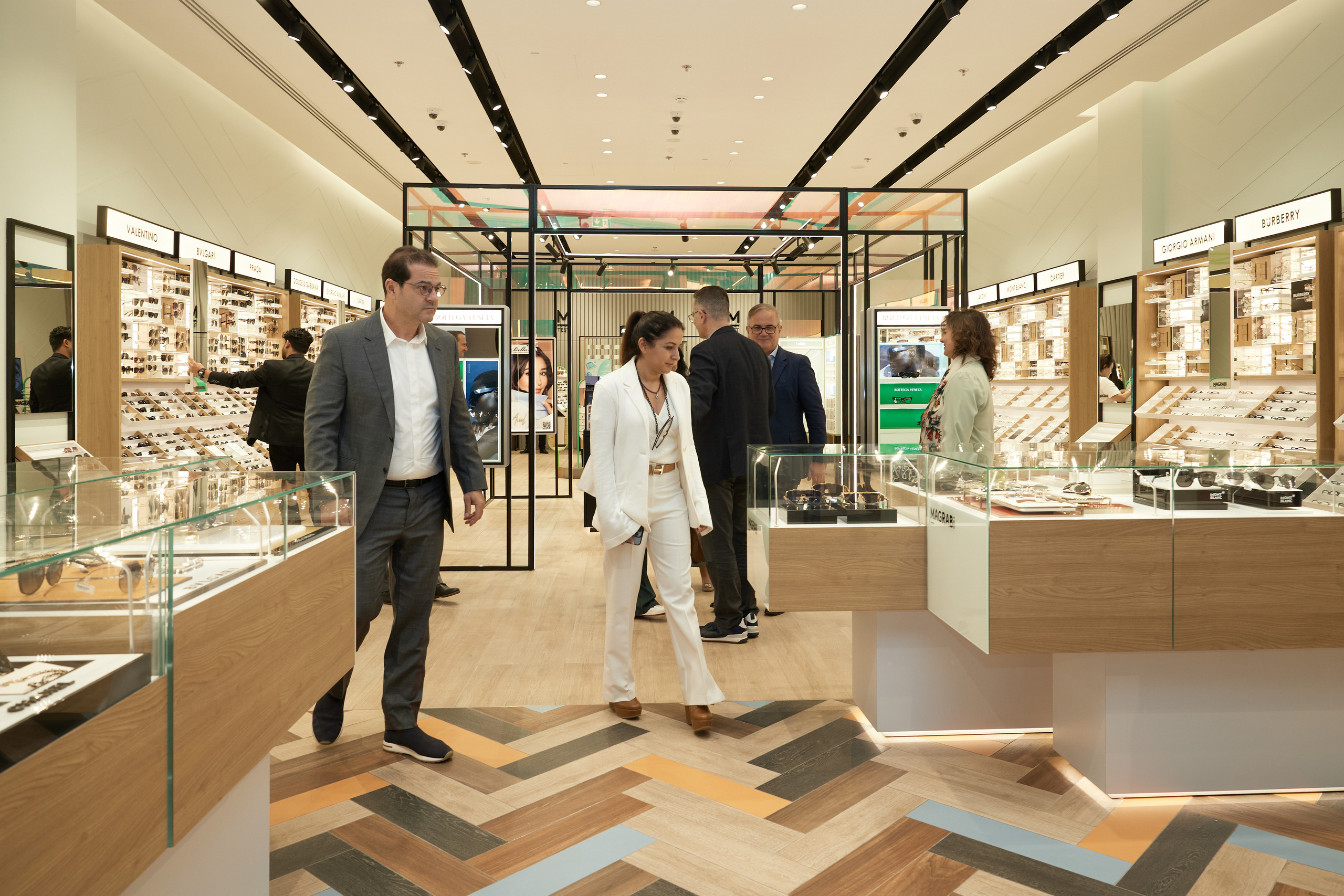 Company Profile. Female Photographer in Dubai