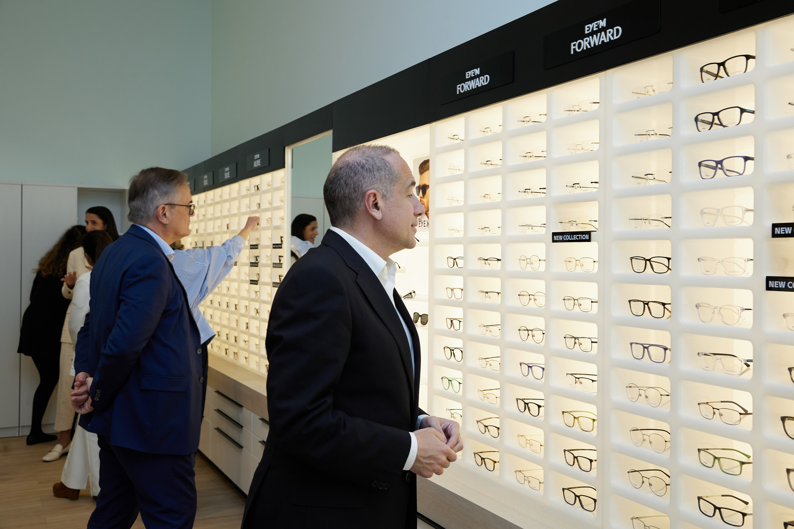 Company Profile. Female Photographer in Dubai