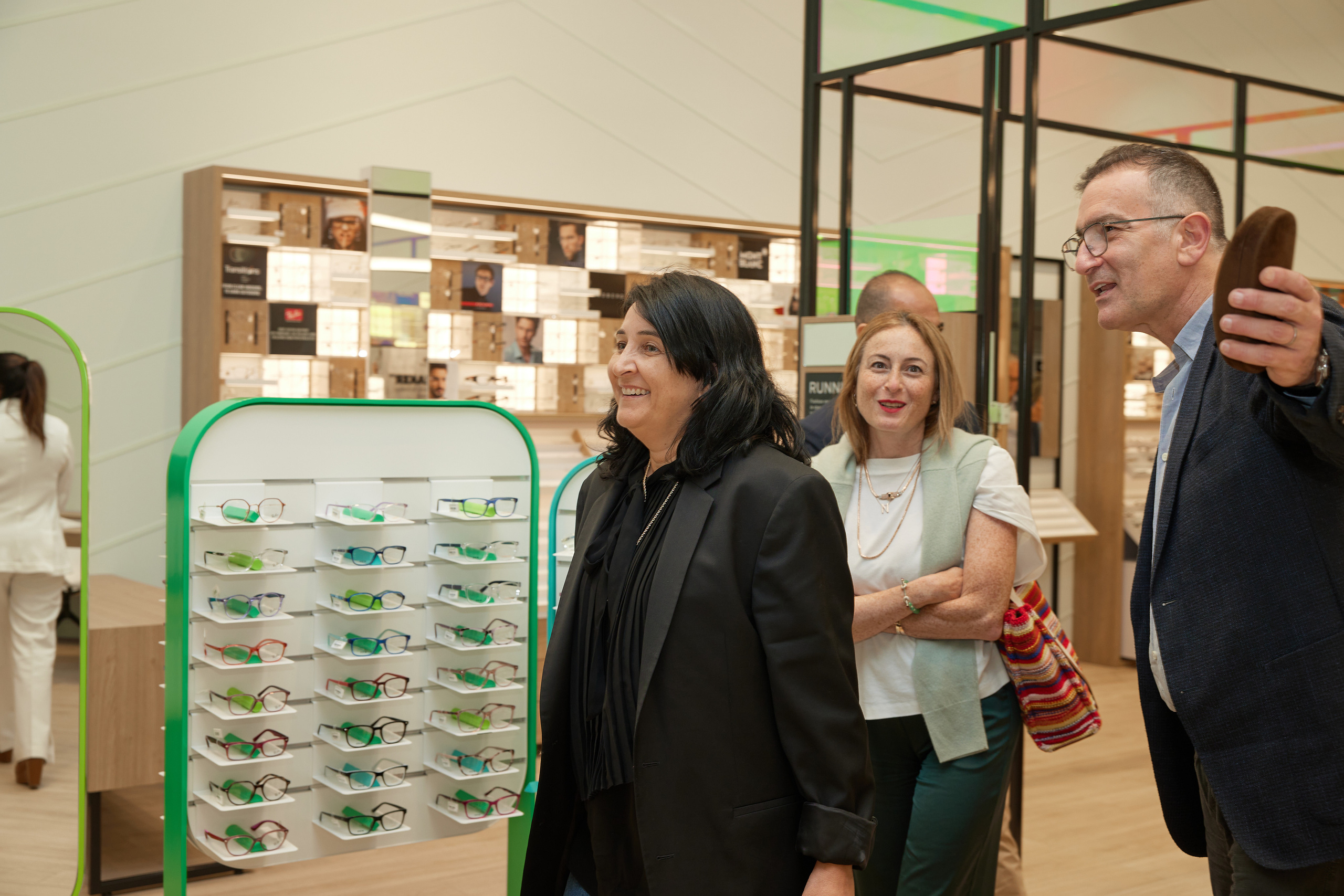 Company Profile. Female Photographer in Dubai