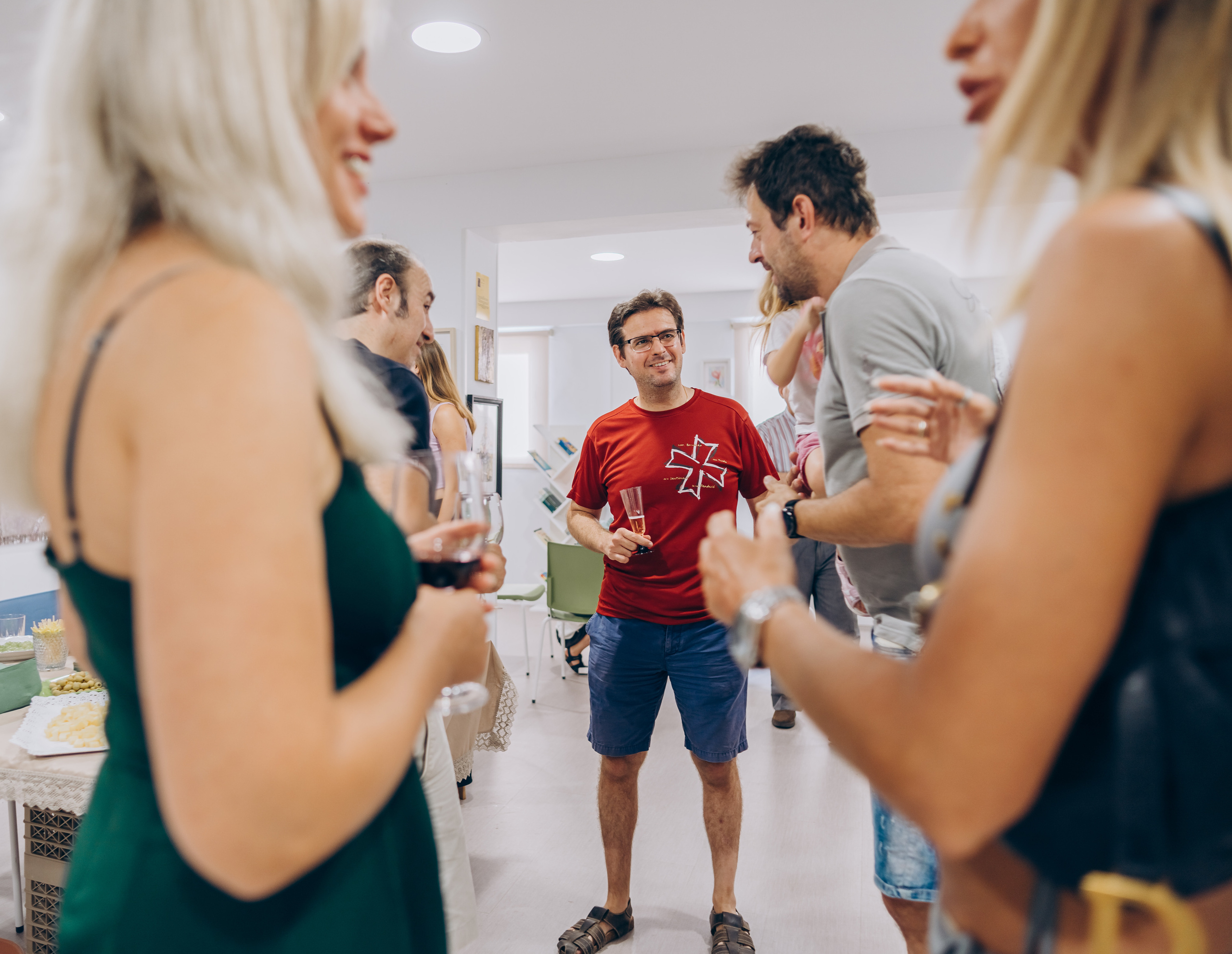 Reportage of the exhibition of paintings. Photographer in Mallorca