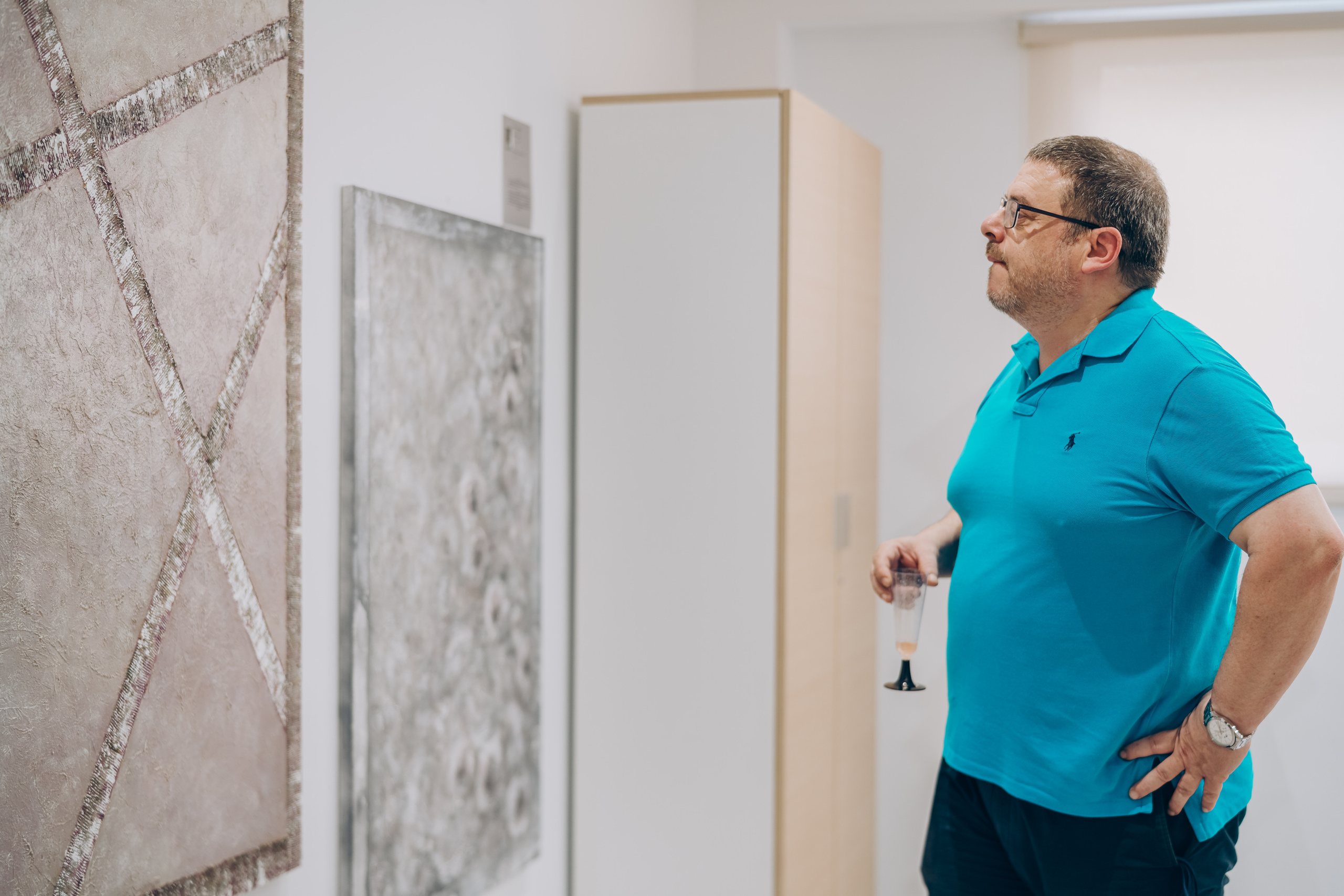 Reportage of the exhibition of paintings. Photographer in Mallorca