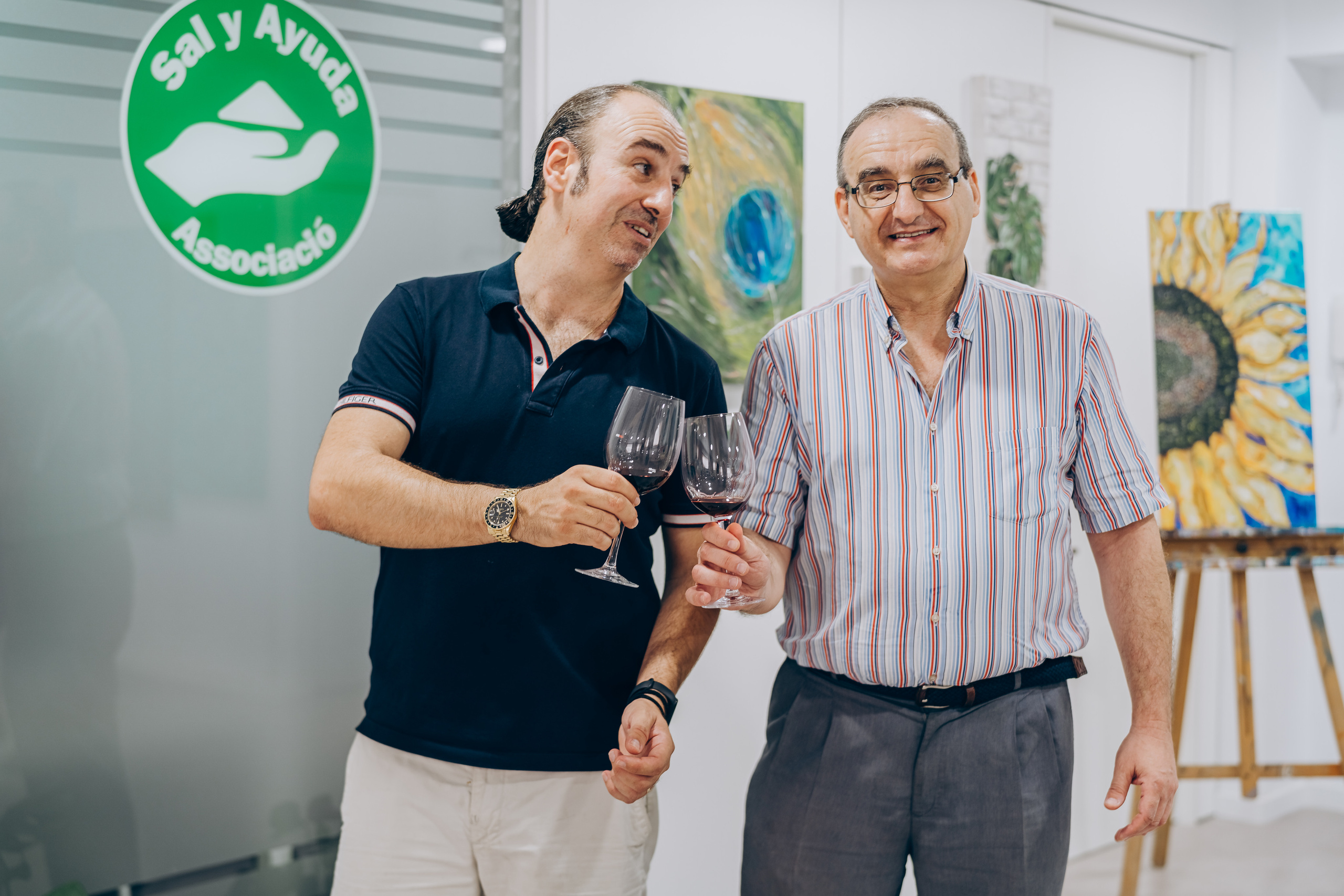 Reportage of the exhibition of paintings. Photographer in Mallorca