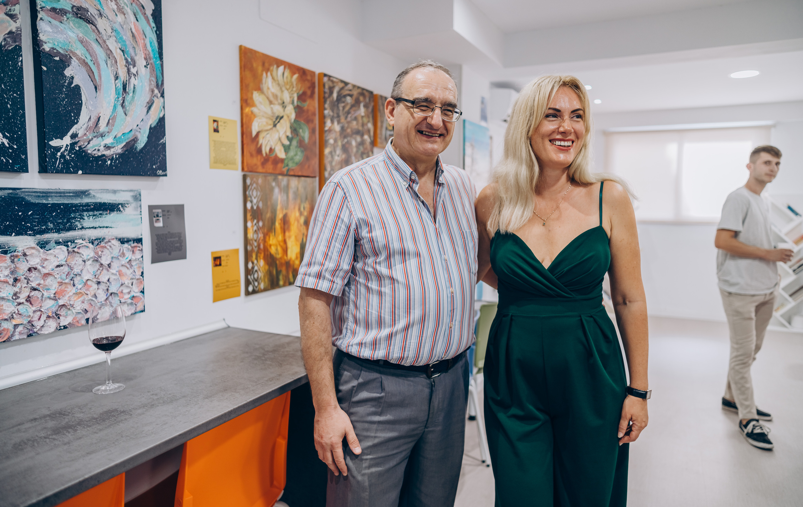 Reportage of the exhibition of paintings. Photographer in Mallorca