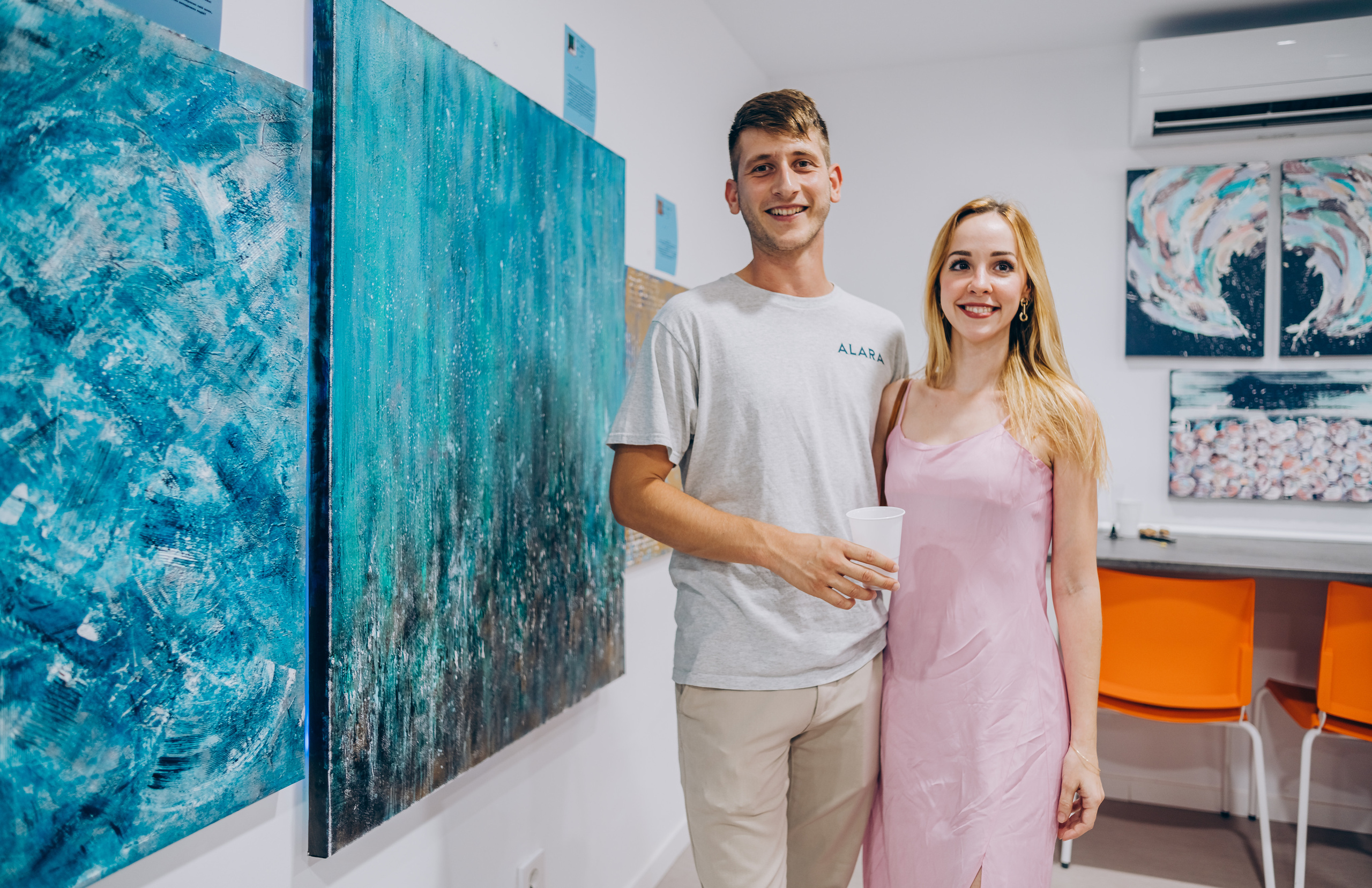 Reportage of the exhibition of paintings. Photographer in Mallorca