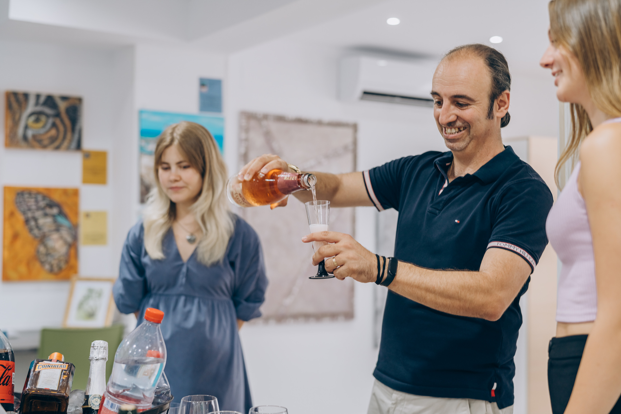 Reportage of the exhibition of paintings. Photographer in Mallorca