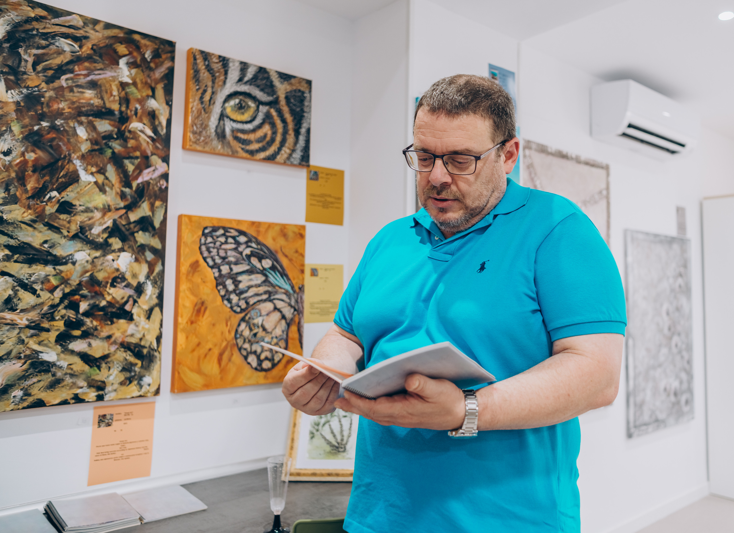 Reportage of the exhibition of paintings. Photographer in Mallorca