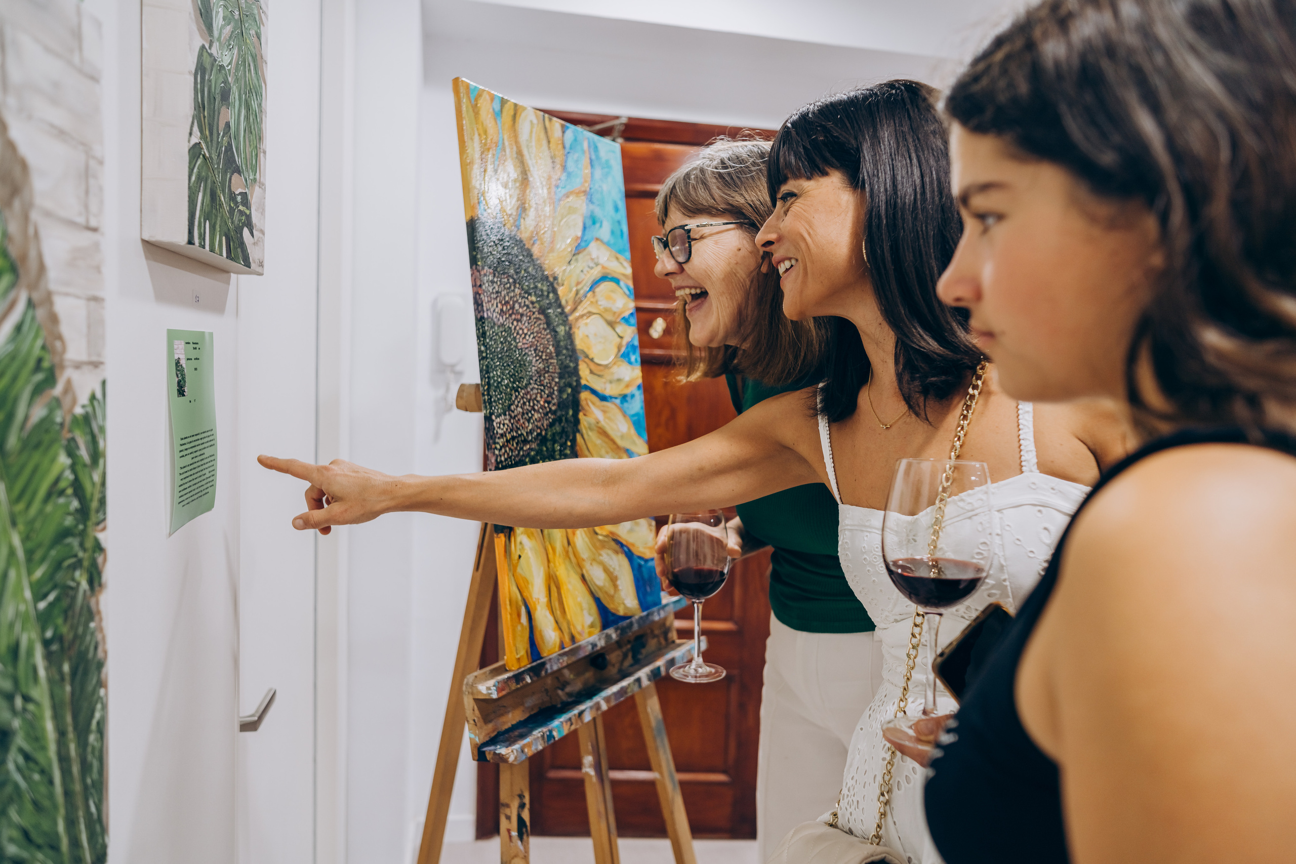 Reportage of the exhibition of paintings. Photographer in Mallorca