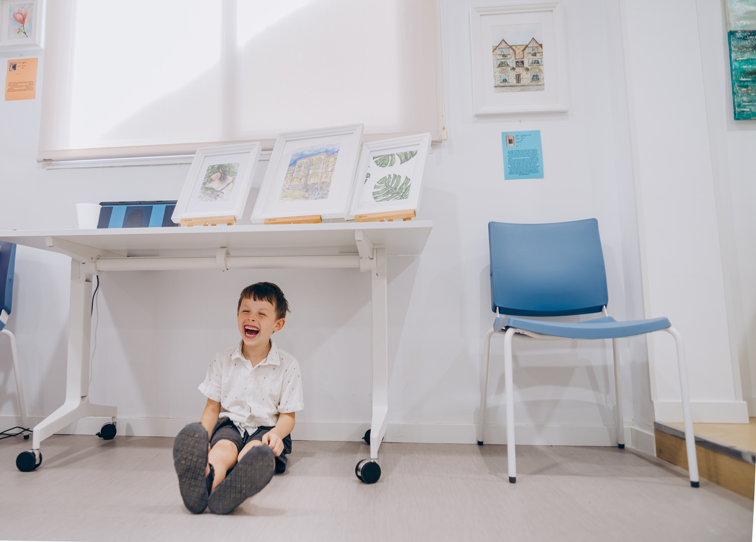 Reportage of the exhibition of paintings. Photographer in Mallorca