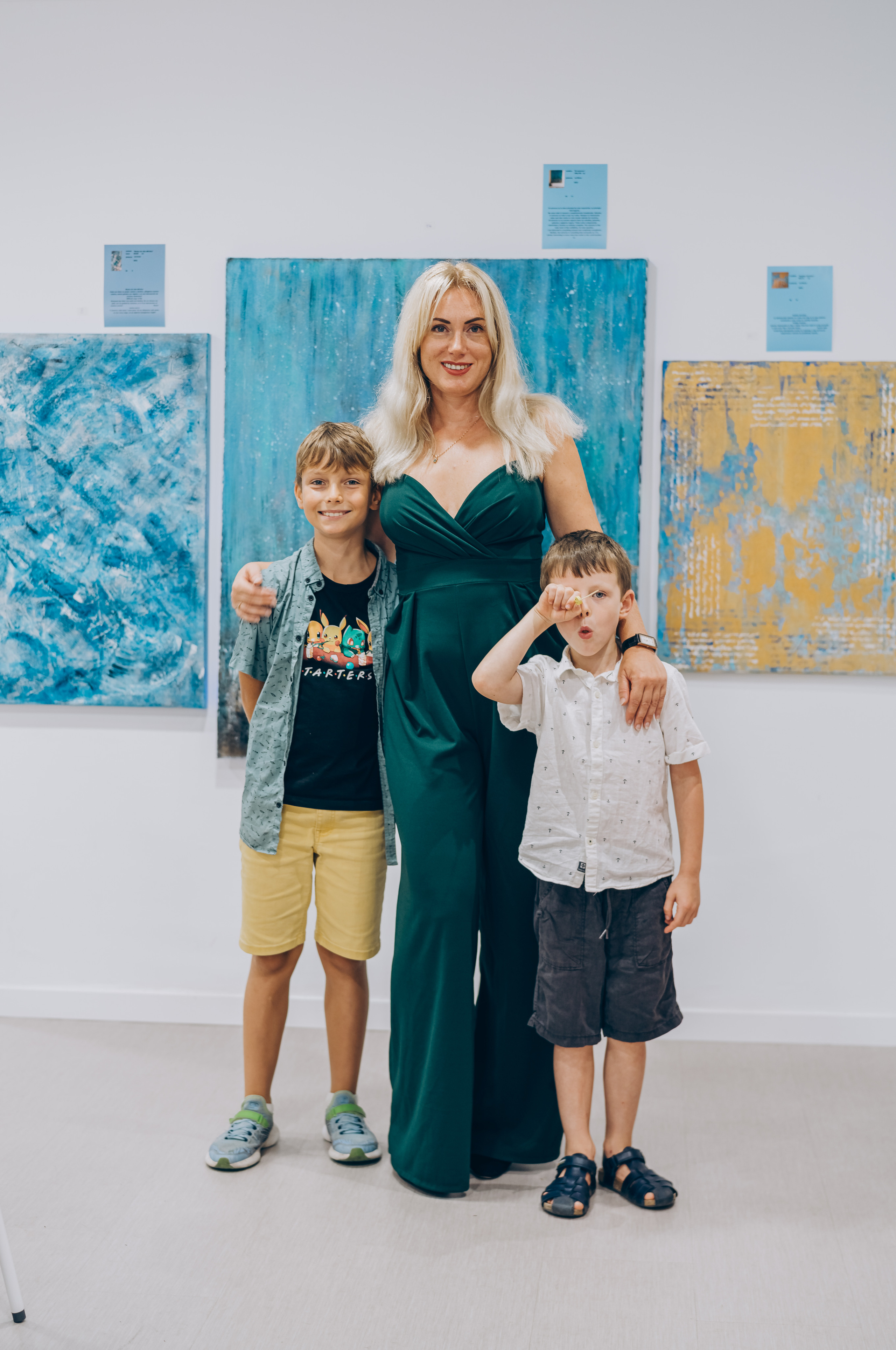 Reportage of the exhibition of paintings. Photographer in Mallorca