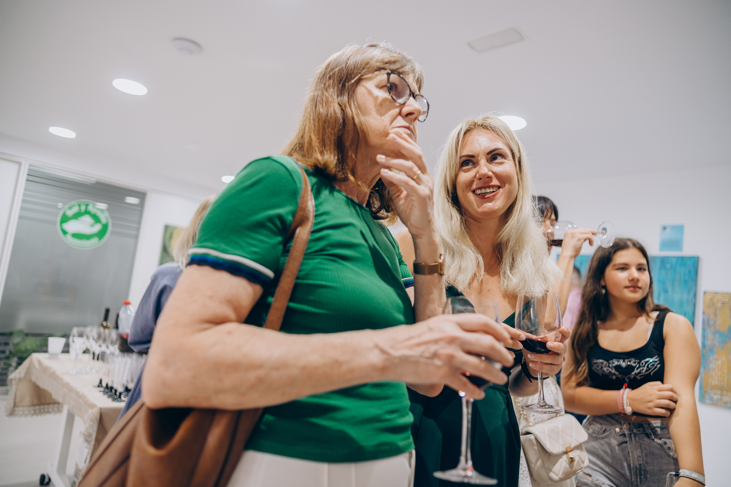 Reportage of the exhibition of paintings. Photographer in Mallorca
