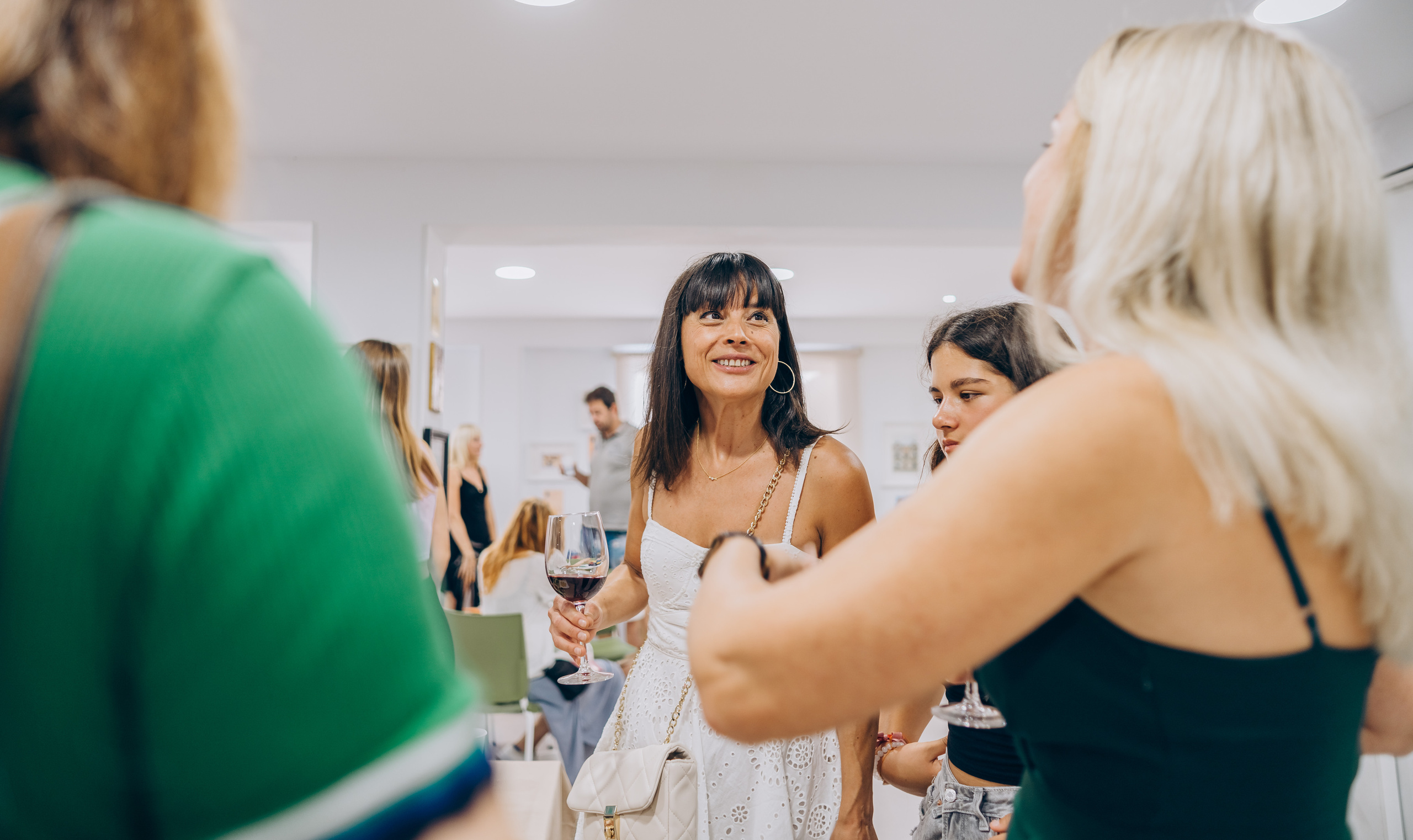 Reportage of the exhibition of paintings. Photographer in Mallorca