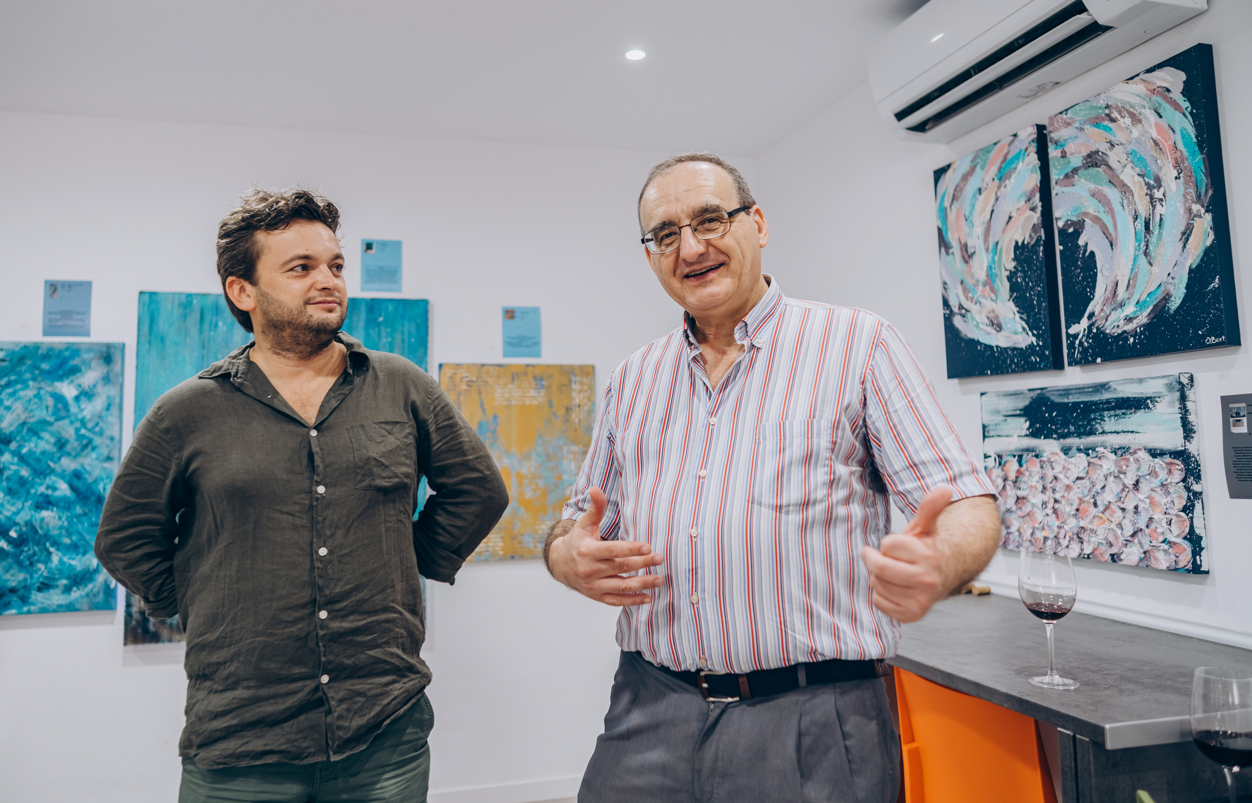 Reportage of the exhibition of paintings. Photographer in Mallorca