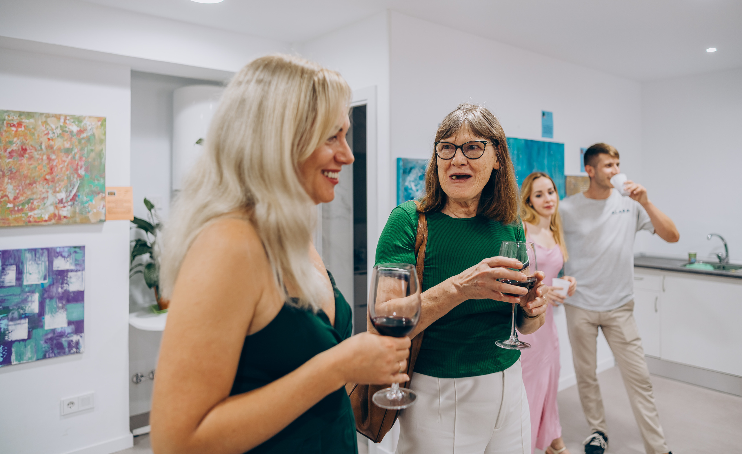 Reportage of the exhibition of paintings. Photographer in Mallorca