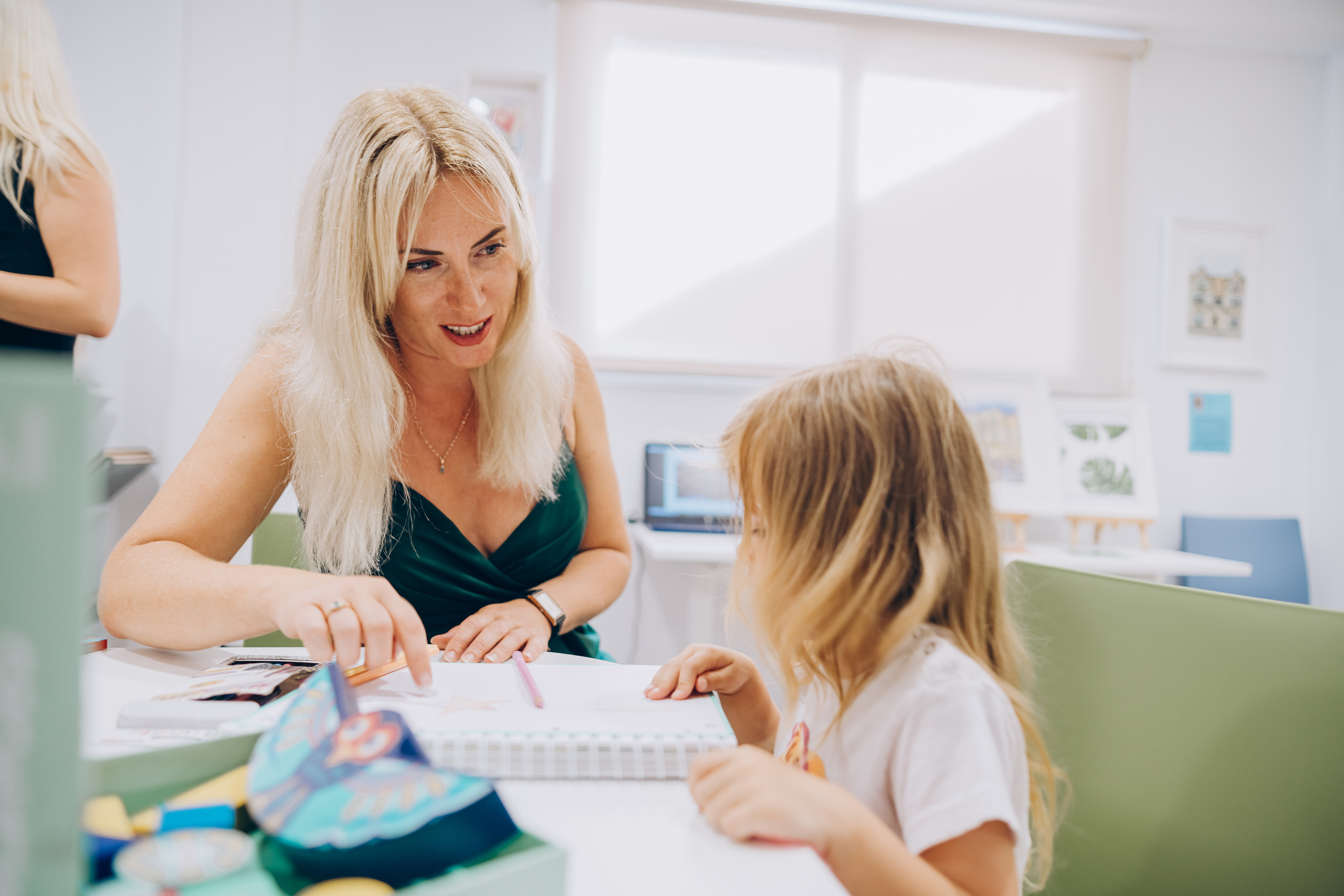 Reportage of the exhibition of paintings. Photographer in Mallorca