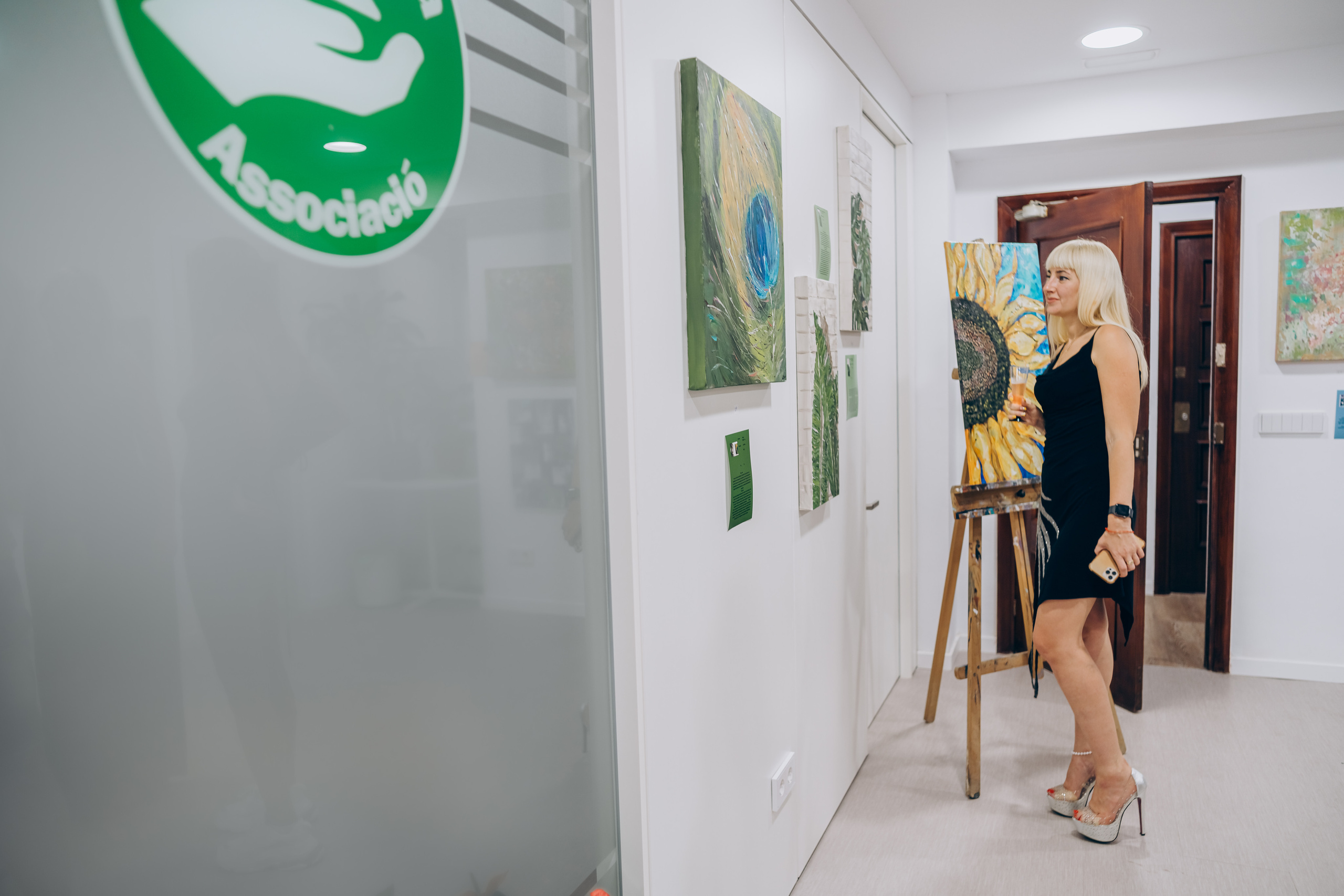 Reportage of the exhibition of paintings. Photographer in Mallorca