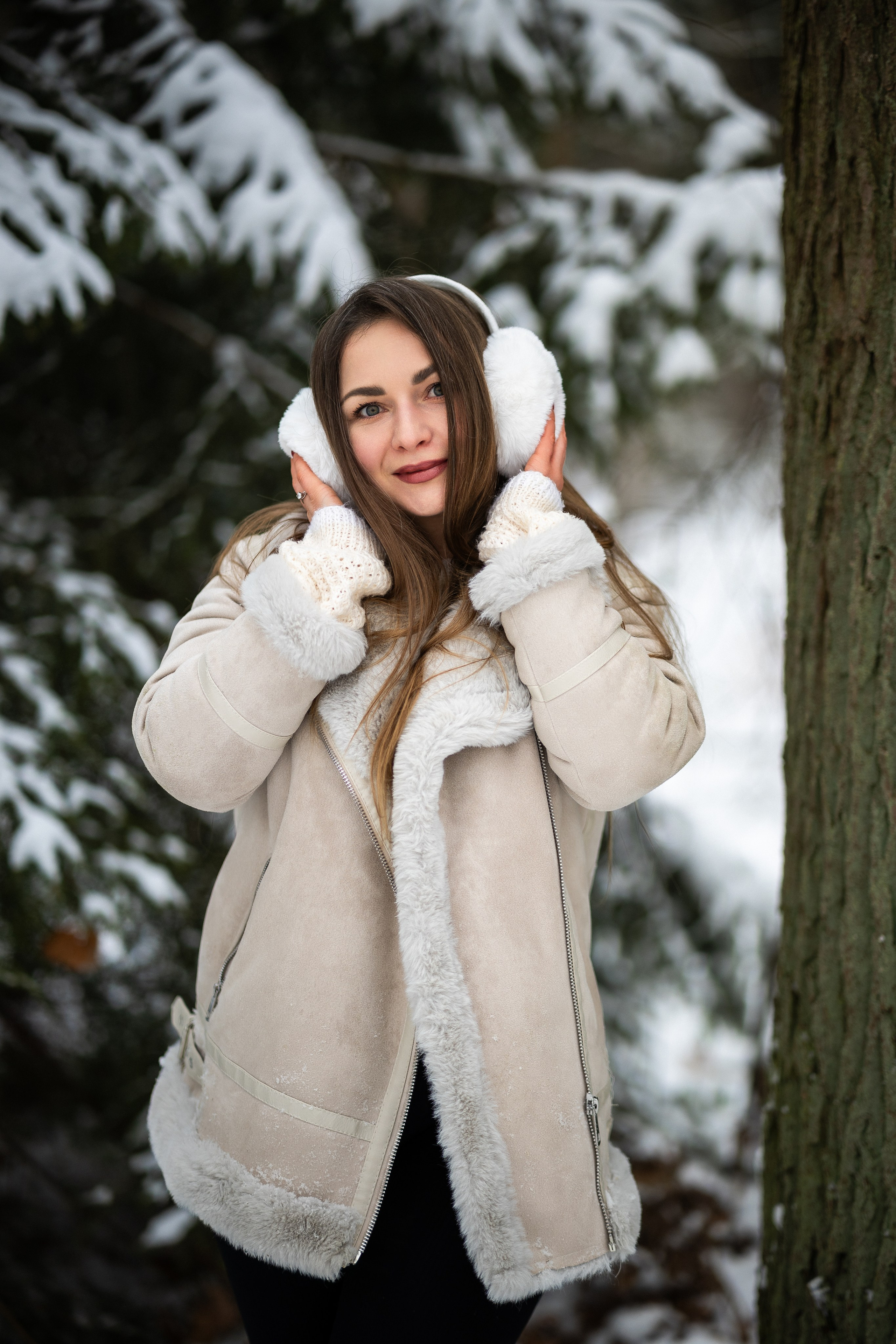 Natürliches Frauenportrait Winter Wald