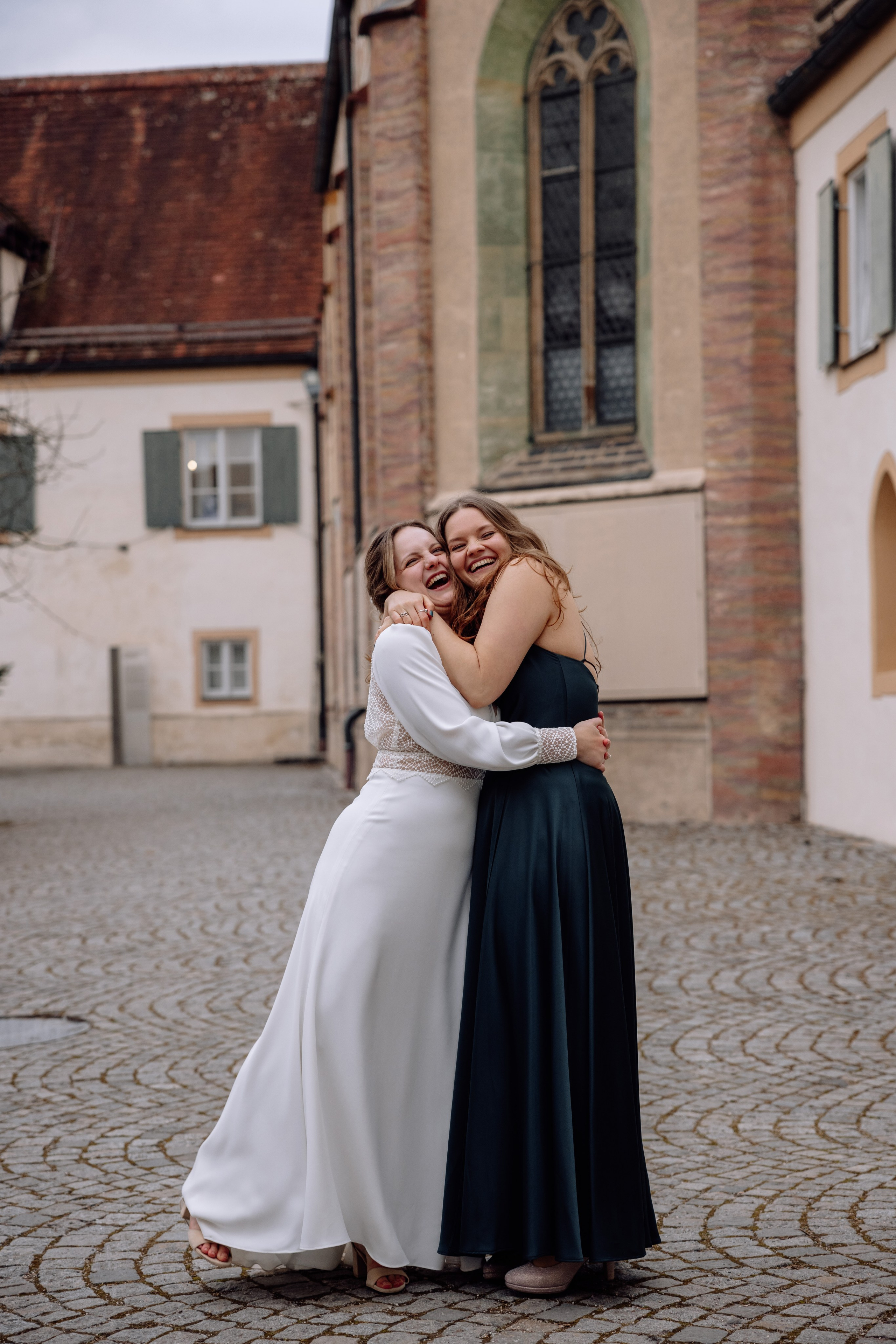 Braut umarmt ihre Freundin